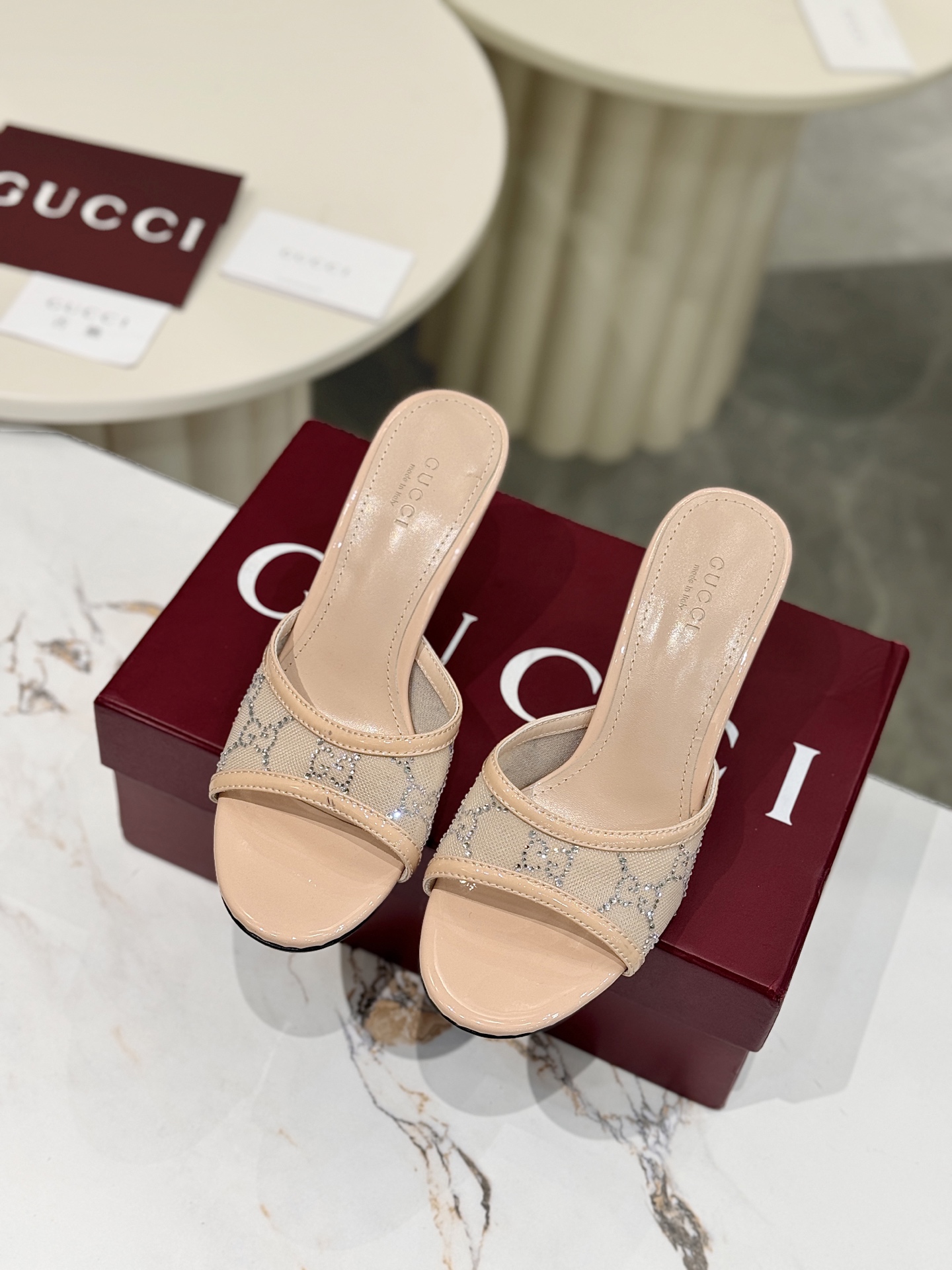 NO:869917,2026 New Spring Gucci Gucci rhinestone double G horsebit high-heeled slippers. Fully studded with fine rhinestones. They sparkle under the refraction of light. They are not exaggerated but have high-gloss recognition. They are the contemporary translation of the brand's century-old DNA. The 8cm stiletto heels are tall and stylish. The feet of small people can naturally elongate the body proportions. The versatile attributes are suitable for all scenes. Paired with silk suspender skirts, it is gentle and elegant for dating and commuting.  Paired with high-waisted wide-leg pants and a simple shirt, it has a smart and modern style. Paired with a floral tea dress, it is suitable for early spring vacation travel. It can easily become the finishing touch of the look. It is suitable for switching between day and night. The fabric is made of original patent leather/transparent mesh with rhinestones/cloth. The lining of the toes is sheepskin. Italian imported leather outsole size 35-39 (customized 40/41/42), high heels and slippers, gucci, gucci, high  heels,slippers,skirts,shirts,sheepskin,real silk,Leather soles198609092026新春新款 古奇古驰Gucci水钻双G马衔扣高跟拖鞋 满镶细碎水钻 光线折射下闪映莹润光泽 不浮夸却自带高光辨识度 既是品牌百年DNA的当代转译 8cm细高跟挺拔有型 小个子上脚可自然拉长身形比例 百搭属性适配全场景穿搭 搭配真丝吊带裙 是约会通勤的温柔奢雅 配高腰阔腿裤与简约衬衫 干练摩登格调 搭碎花茶歇裙 适配早春度假出行 轻松成为造型点睛之笔 昼夜切换造型皆得体出众. 面料采用原版漆皮/透明网纱烫钻/布面 内里踮脚均为羊皮 意大利进口真皮大底 size35-39（40/41/42定制）,高跟鞋拖鞋,gucci,gucci,high heels,slippers,skirts,shirts,sheepskin,real silk,Leather soles,Women's Shoes