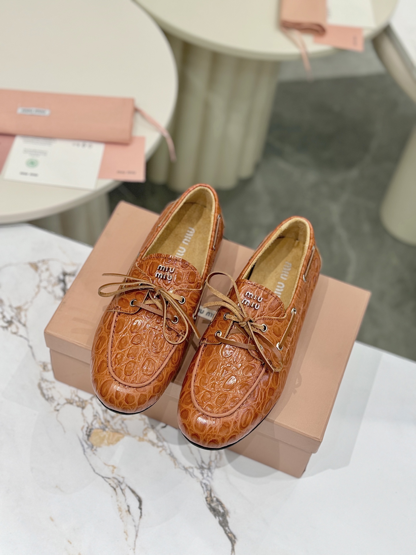NO:882285,Miu Miu retro crocodile pattern loafers | This summer's most popular 'sweet and cool' role!  Say goodbye to dull black, white and gray, this series directly brings the spring and summer color palette!  The upper is made of high-quality crocodile-embossed glossy leather, which reflects a charming luster under light and shadow, and has a luxurious retro filter. The classic loafer shoe shape collides with a unique lace design, which not only retains the calm bookishness of intellectuals, but also adds a girl's agility and sophistication. Sizes 35-40, loafers half-slippers, miumiu, loafers19860909Miu Miu 复古鳄鱼纹乐福鞋 | 今夏最火的“甜酷”担当！ 告别沉闷的黑白灰,这个系列直接把春夏的调色盘搬来了！鞋面采用高级质感的鳄鱼压纹亮面皮革,光影下折射出迷人的光泽,自带奢华的复古滤镜.经典的乐福鞋型碰撞上别致的系带设计,不仅保留了知识分子的沉稳书卷气,更多了一份少女的灵动与精致尺码35-40,乐福鞋半拖,miumiu,loafers,Women's Shoes