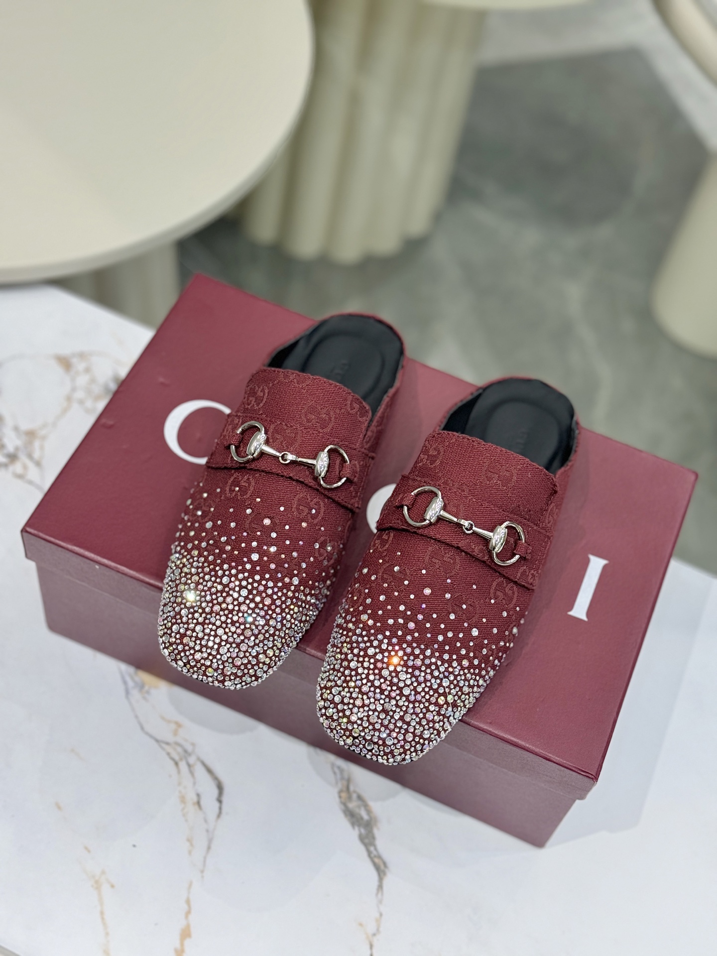 NO:882272,The Gucci Prima series women's flat soles are retro-style shoes launched by Gucci in recent years. They are designed with the brand's classic horsebit elements. The metal horsebit on the toe is a classic element of Gucci. It has a retro elegance and is also the core source of brand recognition.  The square toe + soft elastic ballet shoe shape is different from the traditional round toe ballet shoe. The square toe design makes the feet slimmer and has a retro tone; the pleated soft leather design of the shoe mouth makes the shoe shape fit more closely on the foot, making it comfortable to wear without restricting the foot. Material: double G cloth, inner sheepskin outsole, original molded TPU anti-slip bottom sheet, code number: 35-42 (40/41/42 custom-made, non-refundable), half drag, gucci, gucci, sheepskin19860909Gucci Prima系列女士平底 是古驰近年推出的复古风鞋款,品牌经典马衔扣元素的结合设计.满天星钻 鞋头的金属马衔扣是Gucci的经典元素,自带复古贵气感,也是品牌辨识度的核心来源. 方头+软弹芭蕾鞋型区别于传统圆头芭蕾鞋,方头设计更显脚瘦、自带复古调性；鞋口的褶皱软皮设计,让鞋型更贴合脚面,穿起来舒适不勒脚. 材质双G布 内里羊皮 大底原版开模TPU防滑底片 码数35-42（40/41/42订做不退换）,半拖,gucci,gucci,sheepskin,Women's Shoes
