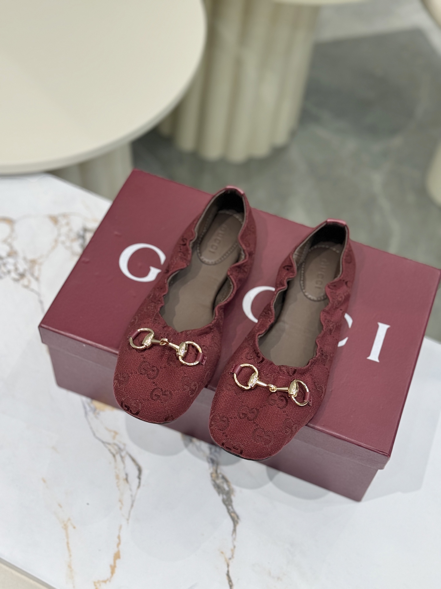 NO:882266,The Gucci Prima series of women's flat ballet shoes are retro-style shoes launched by Gucci in recent years. They are also designed as a combination of ballet shoes and the brand's classic horsebit element. The metal horsebit on the toe is a classic element of Gucci, which brings a sense of retro elegance and is also the core source of brand recognition.  The square toe + soft elastic ballet shoe shape is different from the traditional round toe ballet shoe. The square toe design makes the feet slimmer and has a retro tone; the pleated soft leather design of the shoe mouth makes the shoe shape fit more closely on the foot, making it comfortable to wear without restricting the foot. Material: super soft cowhide/double G cloth, inner sheepskin, outsole original molded TPU anti-slip bottom sheet  Size 35-42 (40/41/42 customized, non-returnable), ballet shoes, gucci, gucci, cowhide, sheepskin19860909Gucci Prima系列女士平底芭蕾鞋 是古驰近年推出的复古风鞋款,也是芭蕾舞鞋与品牌经典马衔扣元素的结合设计. 鞋头的金属马衔扣是Gucci的经典元素,自带复古贵气感,也是品牌辨识度的核心来源. 方头+软弹芭蕾鞋型区别于传统圆头芭蕾鞋,方头设计更显脚瘦、自带复古调性；鞋口的褶皱软皮设计,让鞋型更贴合脚面,穿起来舒适不勒脚. 材质超软牛皮/双G布 内里羊皮 大底原版开模TPU防滑底片 码数35-42（40/41/42订做不退换）,芭蕾舞鞋,gucci,gucci,cowhide,sheepskin,Women's Shoes