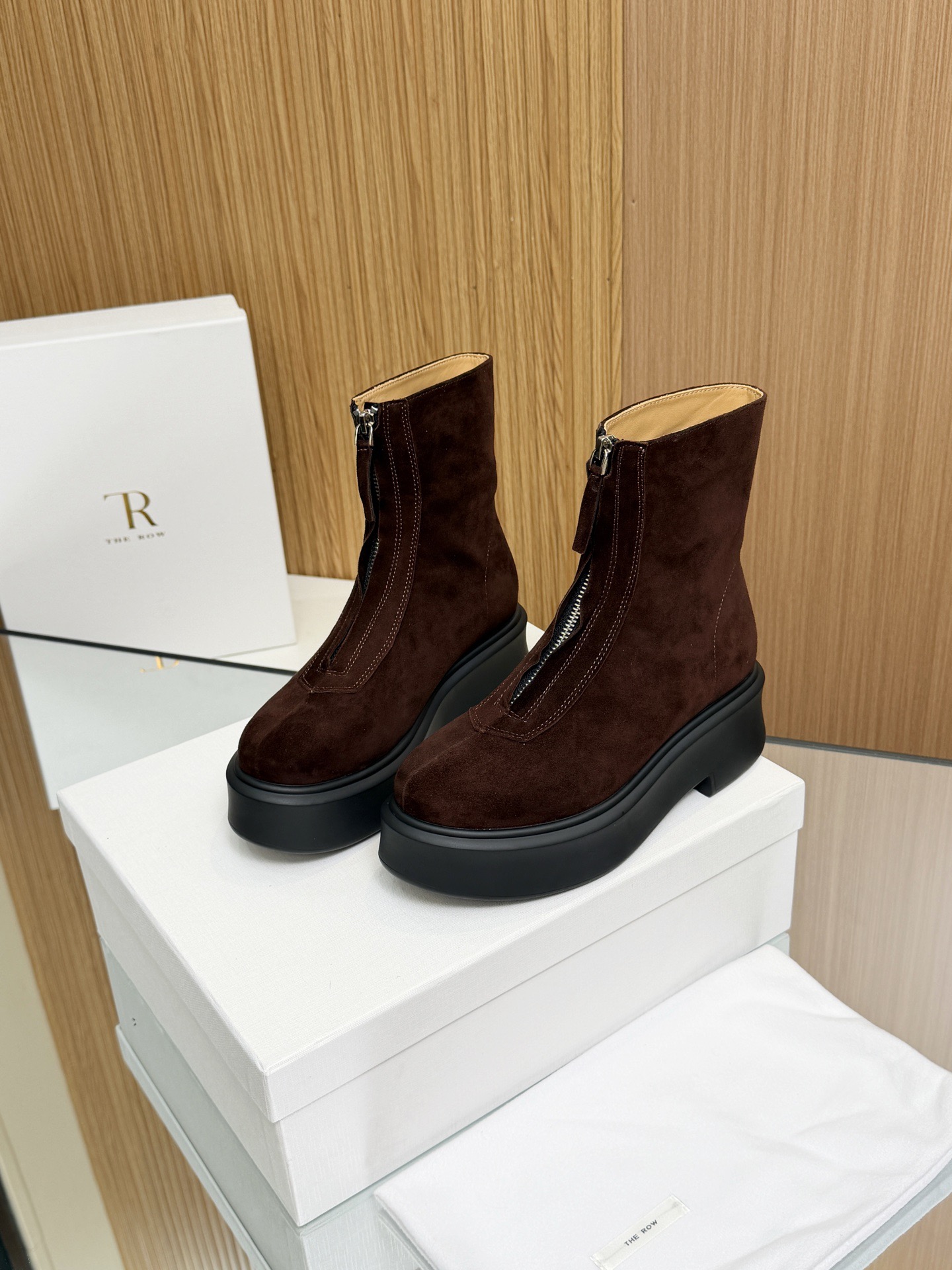 NO:956722,The row autumn and winter classic front zipper thick-soled short boots. The classic TheRow zipper design is simple and fashionable. It makes your legs look longer when you put it on. You are right to choose it!  **Look slim and have aura, go with everything with skirts and pants, autumn and winter boots must have TheRow, the usage rate is very high~ Boots were once a hard-to-find item in autumn and winter, major bloggers Amway, whether it is clothes, bags or shoes, they are the most attractive, it is no exaggeration to say that they will never go out of style. These military-style boots look particularly good when matched with tailoring suits or maxi dresses. Their versatility should not be underestimated. The zipper design is easy to put on and take off, and adds a sense of coolness!  Fabric calfskin, lining cowhide, foot cowhide, outsole, ultra-light U foam outsole, size 35-39 (40 non-returnable) original box packaging, boots, boots, skirts, business suit, cowhide19860909The row秋冬经典前拉链厚底短靴 经典之作TheRow拉链设计简约又时髦,上脚起来特显腿长,选它没错！**显瘦有气场,裙子裤子无所不搭,秋冬靴子它必须拥有TheRow使用率超高~ 秋冬季曾是一靴难求的单品,各大博主安利 无论是衣服包包鞋子都是最耐看的,不夸张说一句永不过时.这款军装风靴子与精裁西装或超长连衣裙等服装搭配都格外好看,百搭实力不可小觑,拉链设计方便穿脱,又增添酷感！ 面料小牛皮 内里牛皮 垫脚牛皮 大底超轻U发泡大底 码数35-39（40不退换）原盒包装,靴子,boots,skirts,business suit,cowhide,Women's Shoes