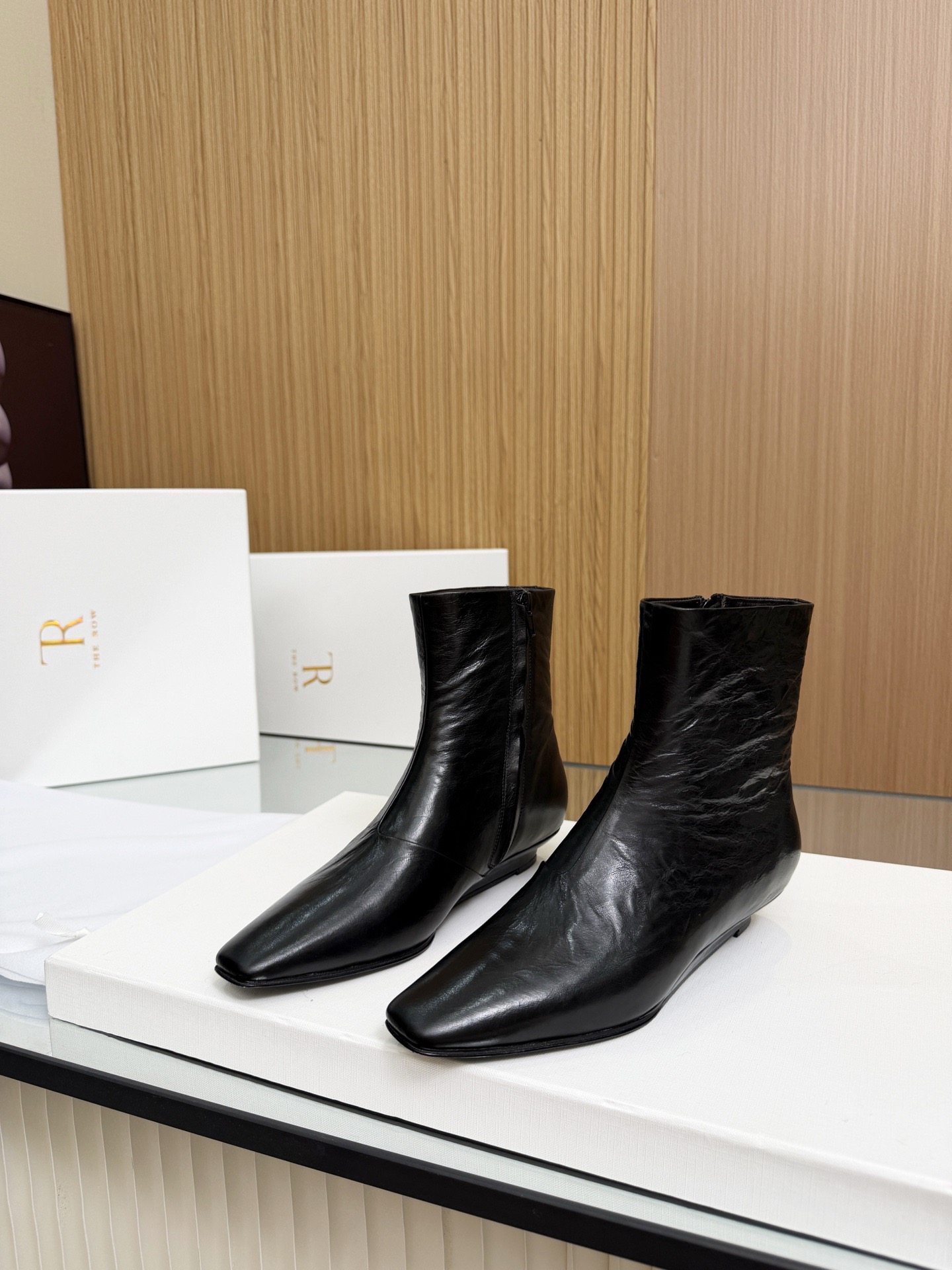 NO:956690,The row's new autumn and winter Chelsea short boots The row has never lost in creating a sense of luxury. A pair of simple, capable, low-key and fashionable boots without bright colors and complicated designs. The genuine leather heel has a 3cm small heel and a neat and fashionable square toe design. It can fully open up your aura and give you a full sense of luxury!  Upper with claw pattern washed cowhide, lining with sheepskin, insole with sheepskin, outsole, Italian leather outsole, size 35-39 (40 custom made, non-refundable), boots, boots, cowhide, sheepskin, Leather soles19860909The row 秋冬新款切尔西短靴 The row在打造高级感这点从来就没输过 一双简约干练 低调时髦的靴子 没有鲜艳的色彩和繁杂的设计 真皮包跟3cm的小跟和利落时髦的方头设计 就能气场全开,高级感十足！ 鞋面爪纹水洗牛皮 内里羊皮 鞋垫羊皮 大底意大利真皮大底 尺码35-39（40定做不退换）,靴子,boots,cowhide,sheepskin,Leather soles,Women's Shoes