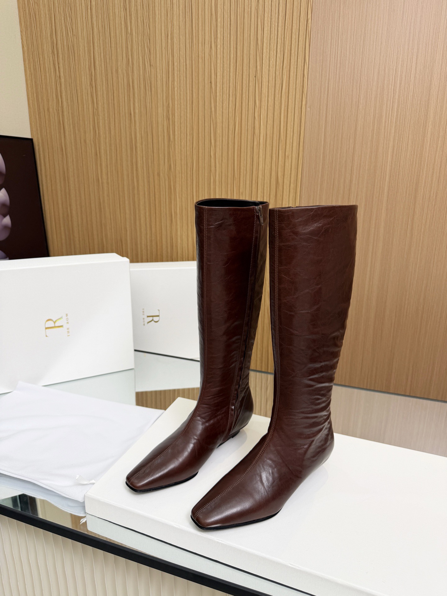 NO:956699,The row's new autumn and winter Chelsea high boots The row has never lost in creating a sense of luxury. A pair of simple, capable, low-key and fashionable boots without bright colors and complicated designs. The genuine leather heel has a 3cm small heel and a neat and fashionable square toe design. It can fully open up your aura and give you a full sense of luxury!  Upper with claw pattern washed cowhide, lining with sheepskin, insole with sheepskin, outsole, Italian leather outsole, size 35-39 (40 custom made, non-refundable), boots, boots, cowhide, sheepskin, Leather soles19860909The row 秋冬新款切尔西高靴 The row在打造高级感这点从来就没输过 一双简约干练 低调时髦的靴子 没有鲜艳的色彩和繁杂的设计 真皮包跟3cm的小跟和利落时髦的方头设计 就能气场全开,高级感十足！ 鞋面爪纹水洗牛皮 内里羊皮 鞋垫羊皮 大底意大利真皮大底 尺码35-39（40定做不退换）,靴子,boots,cowhide,sheepskin,Leather soles,Women's Shoes