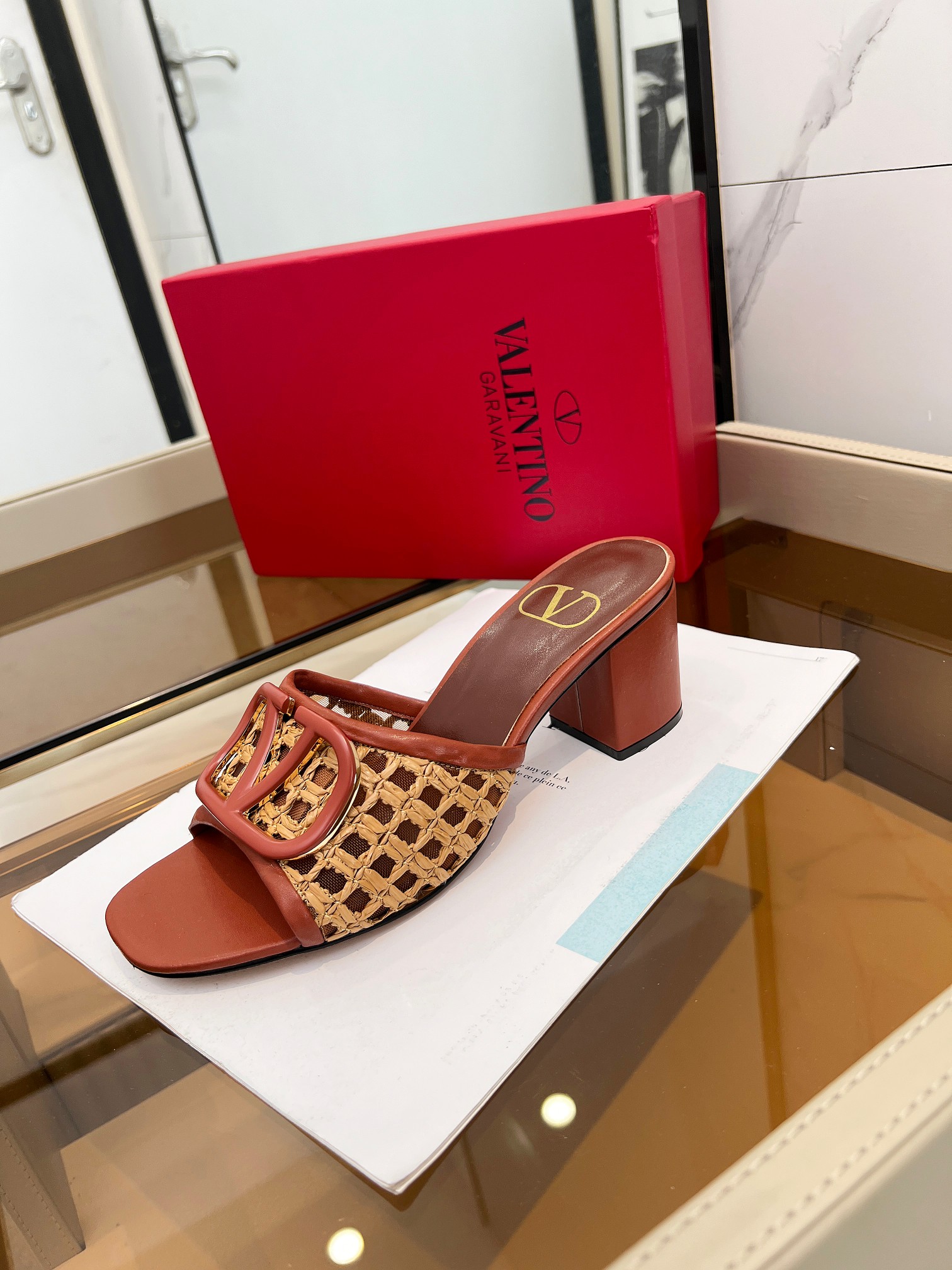 Valentino. Nuevo modelo tejido y serigrafiado. Logotipo metálico personalizado.Talla 35-42. Suela pl