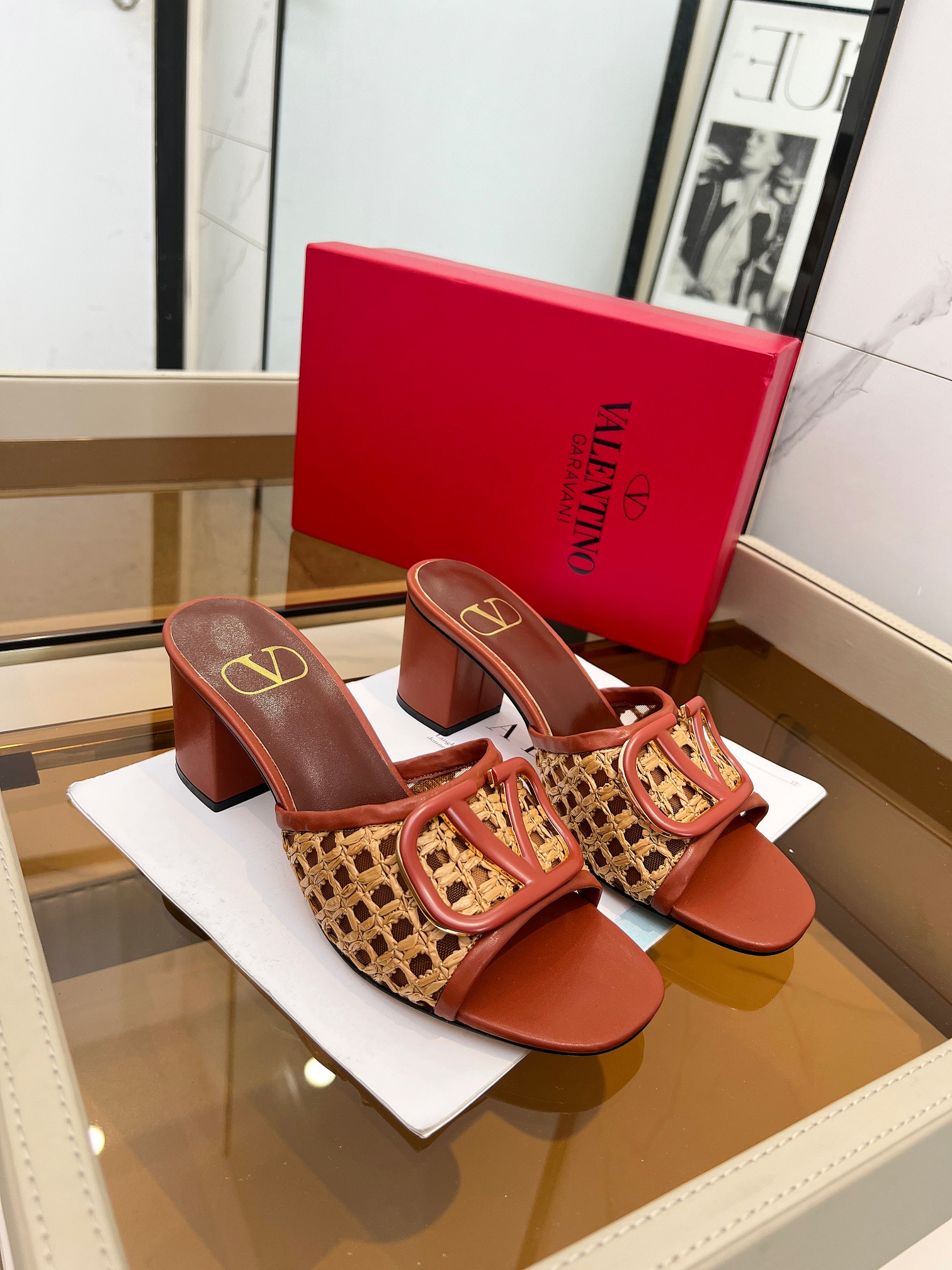 Valentino. Nuevo modelo tejido y serigrafiado. Logotipo metálico personalizado.Talla 35-42. Suela pl