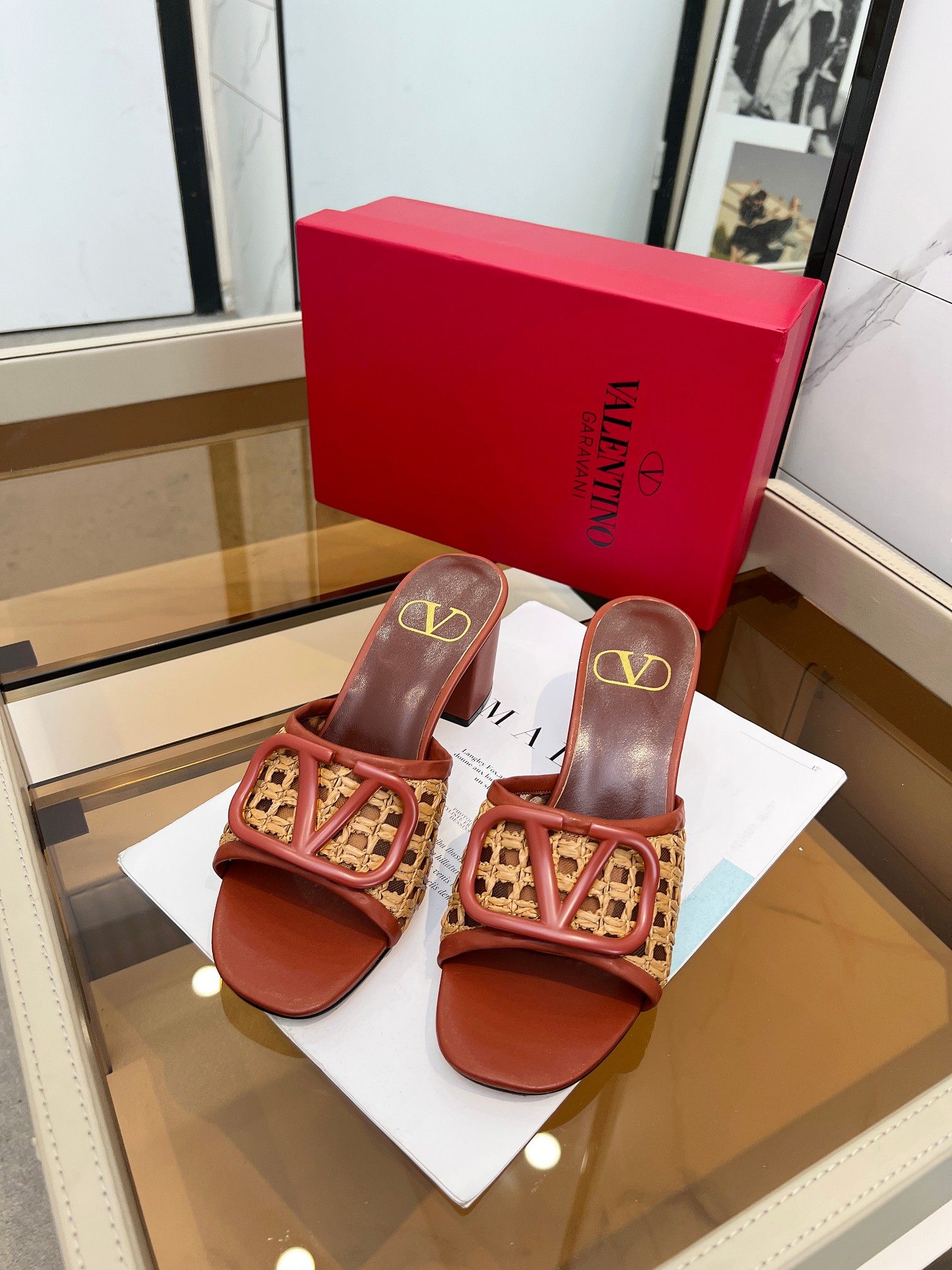 Valentino. Nuevo modelo tejido y serigrafiado. Logotipo metálico personalizado.Talla 35-42. Suela pl
