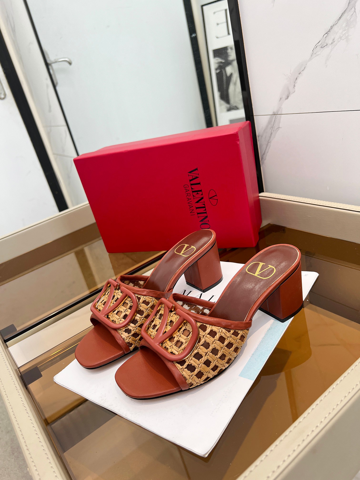 Valentino. Nuevo modelo tejido y serigrafiado. Logotipo metálico personalizado.Talla 35-42. Suela pl