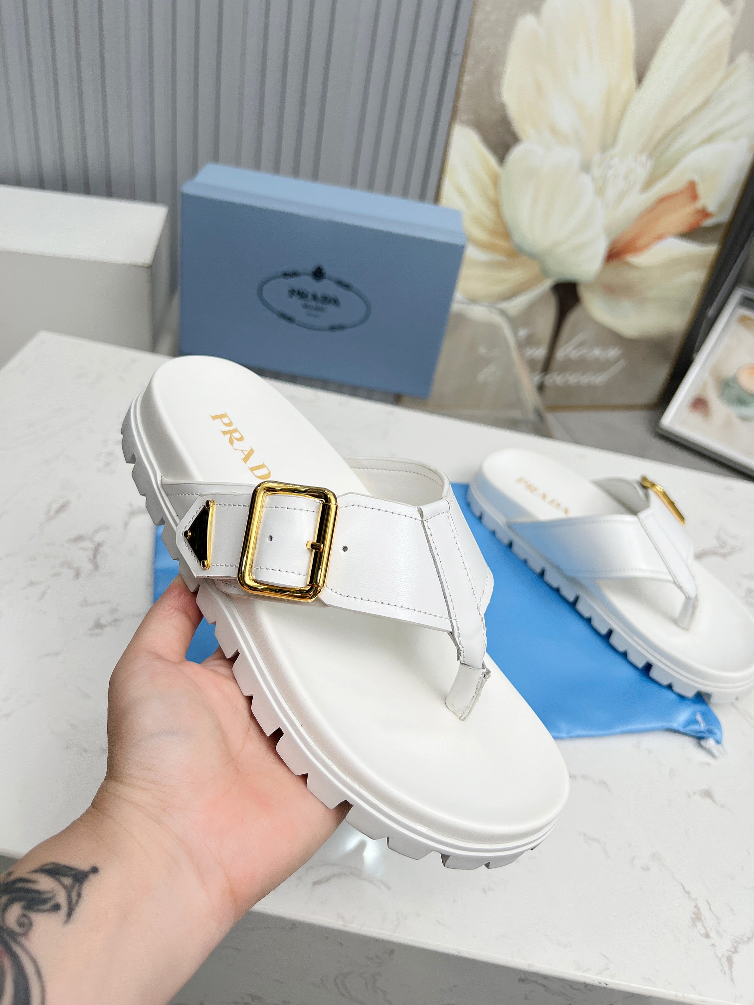 NO:420960,Prada's new beach women's shoes | It's so beautiful!  Anita will then update the latest SS25 catwalk pre-sale model one after another, and the novel logo is used as a soul mate. It is full of fun~ Adhering to the trend-leading trend, you must believe in Prada's capture of fashion. Number 35-42#, slippers, prada, slippers19860909Prada新款沙滩女鞋｜美的一塌糊涂！Anita随后会陆续不断的更新SS25最新走秀预售款,新颖的Logo作为灵魂伴侣. 趣味十足～秉承着引领潮流的风向标,你一定要相信Prada对时尚的捕捉力. 码数35-42#,拖鞋,prada,slippers,Women's Shoes
