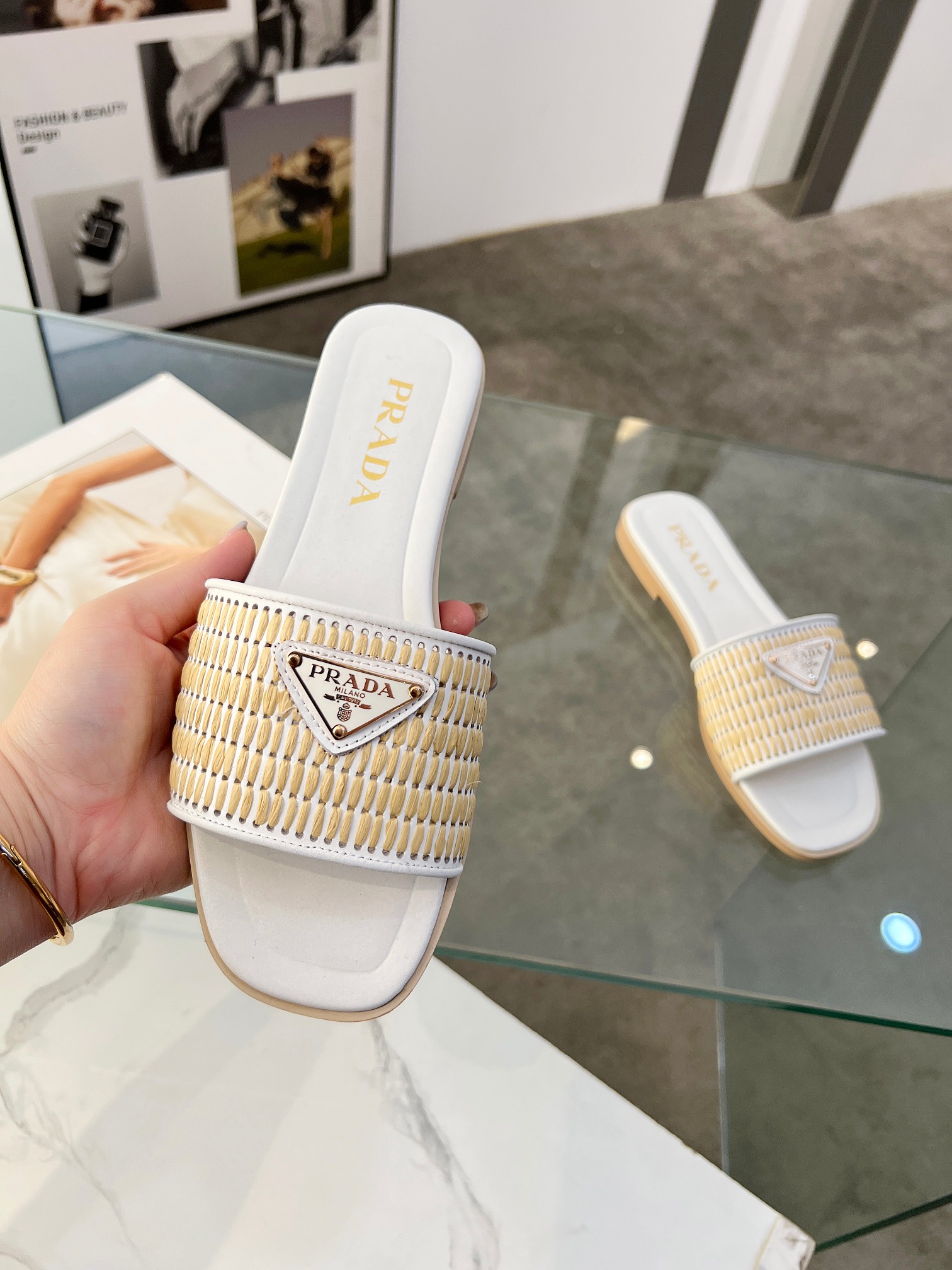 NO:245438,(Leather sole) PRADA 2025 Classic Triangle Mark Series. Pure hand-woven PP grass, making the whole pair of shoes light and comfortable, bright colors, satisfying a variety of choices for fashionable people in different styles!  Size 35-42#, slippers, prada, prada, slippers19860909（皮底） PRADA普拉达2025经典三角标系列.纯手工编织PP草,让整双鞋轻便舒适 鲜艳色彩 满足不同风格时髦人士的多种选择！ 码数35-42#,拖鞋,prada,prada,slippers,Women's Shoes