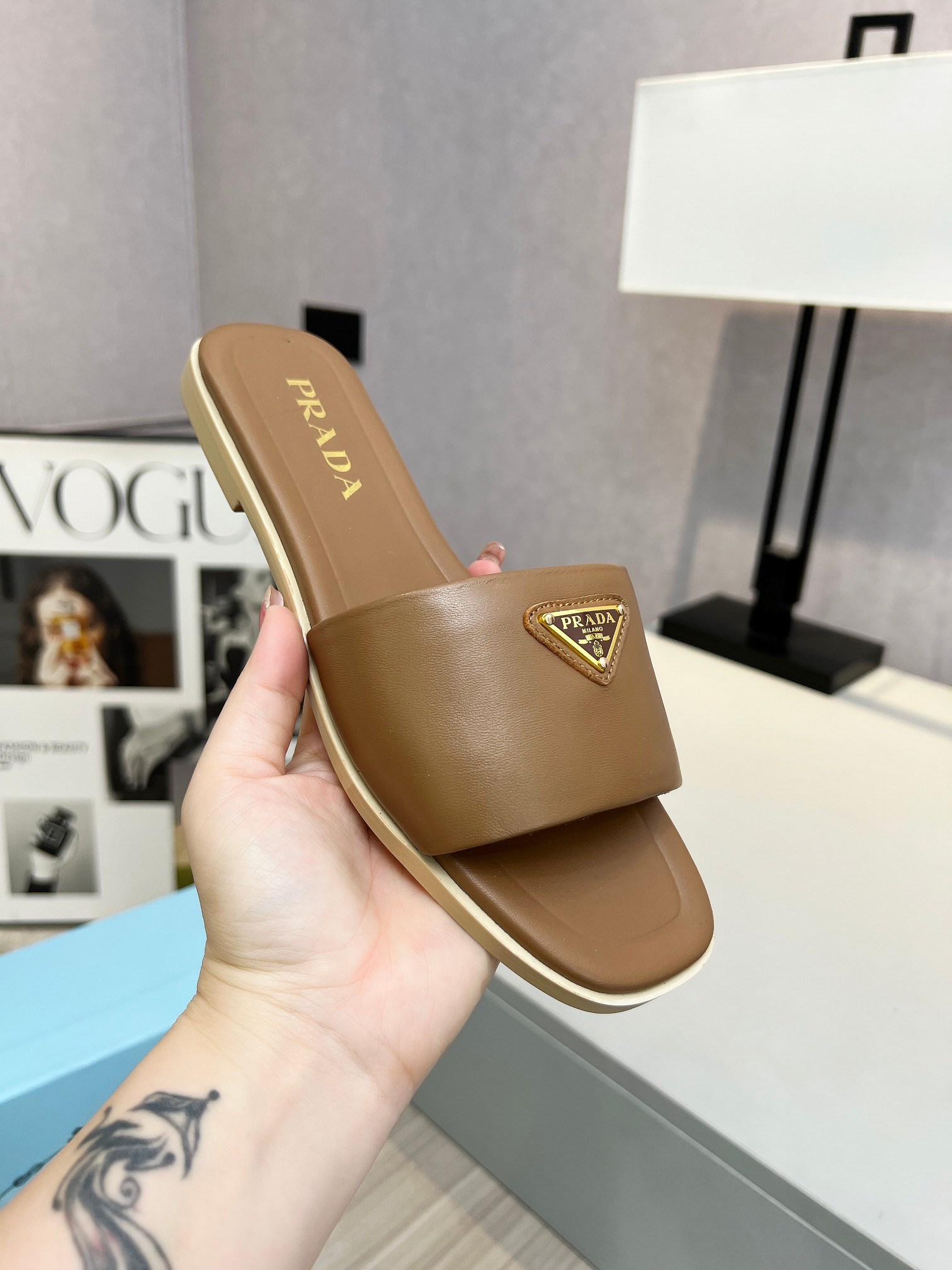 NO:245456,(Leather sole) PRADA 2025 glossy version. Paired with genuine leather upper, the whole pair of shoes is light and comfortable, bright colors to satisfy the variety of choices of fashionable people in different styles!  Size 35-42#, slippers, prada, prada, slippers19860909（皮底） PRADA普拉达2025光面版.搭配真皮鞋面,让整双鞋轻便舒适 鲜艳色彩 满足不同风格时髦人士的多种选择！ 码数35-42#,拖鞋,prada,prada,slippers,Women's Shoes