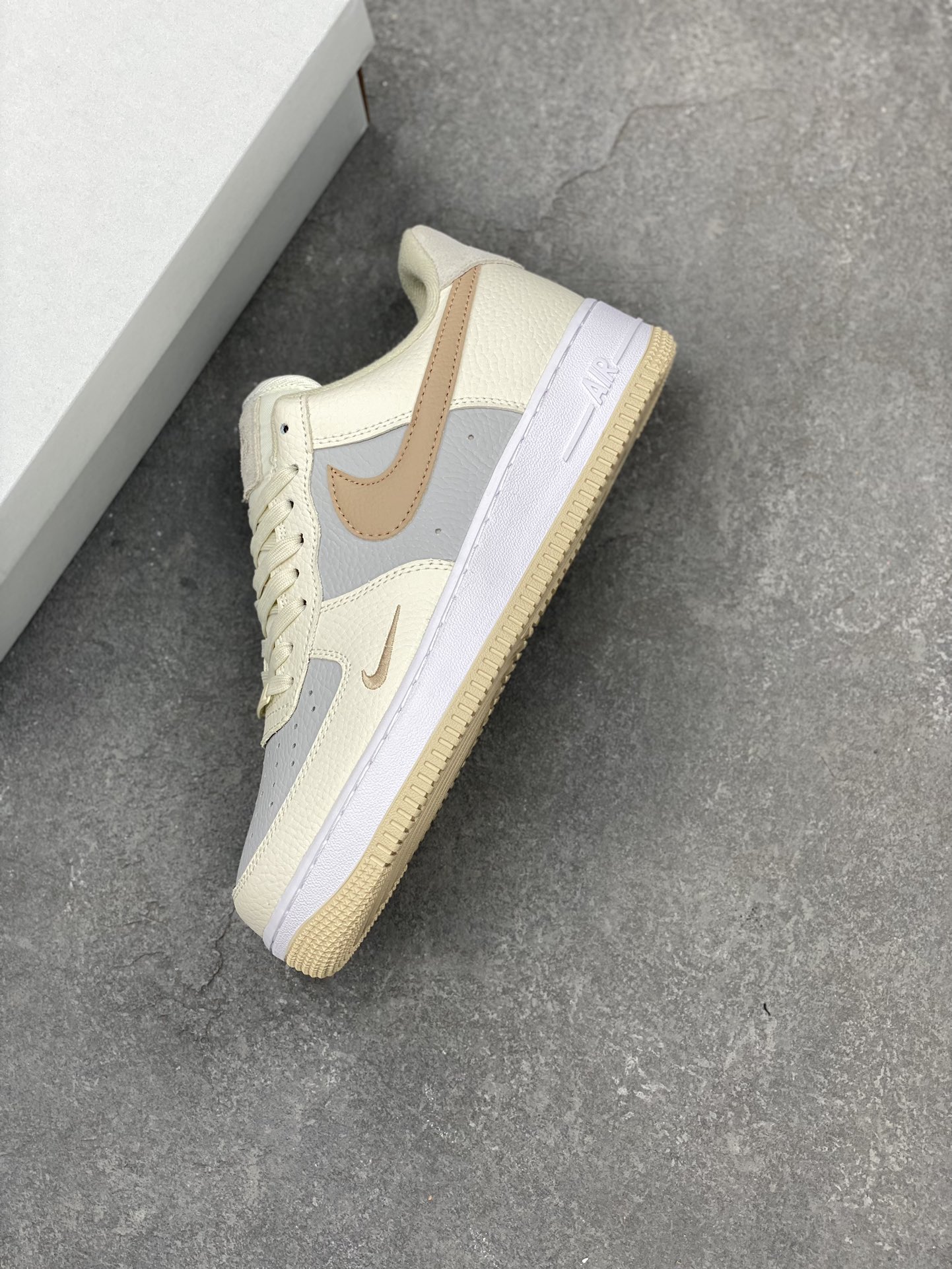Nike Air Force 1 Low '07 '' Small Hook - Iconic Style and Comfort 8 i1695498505 3891 6