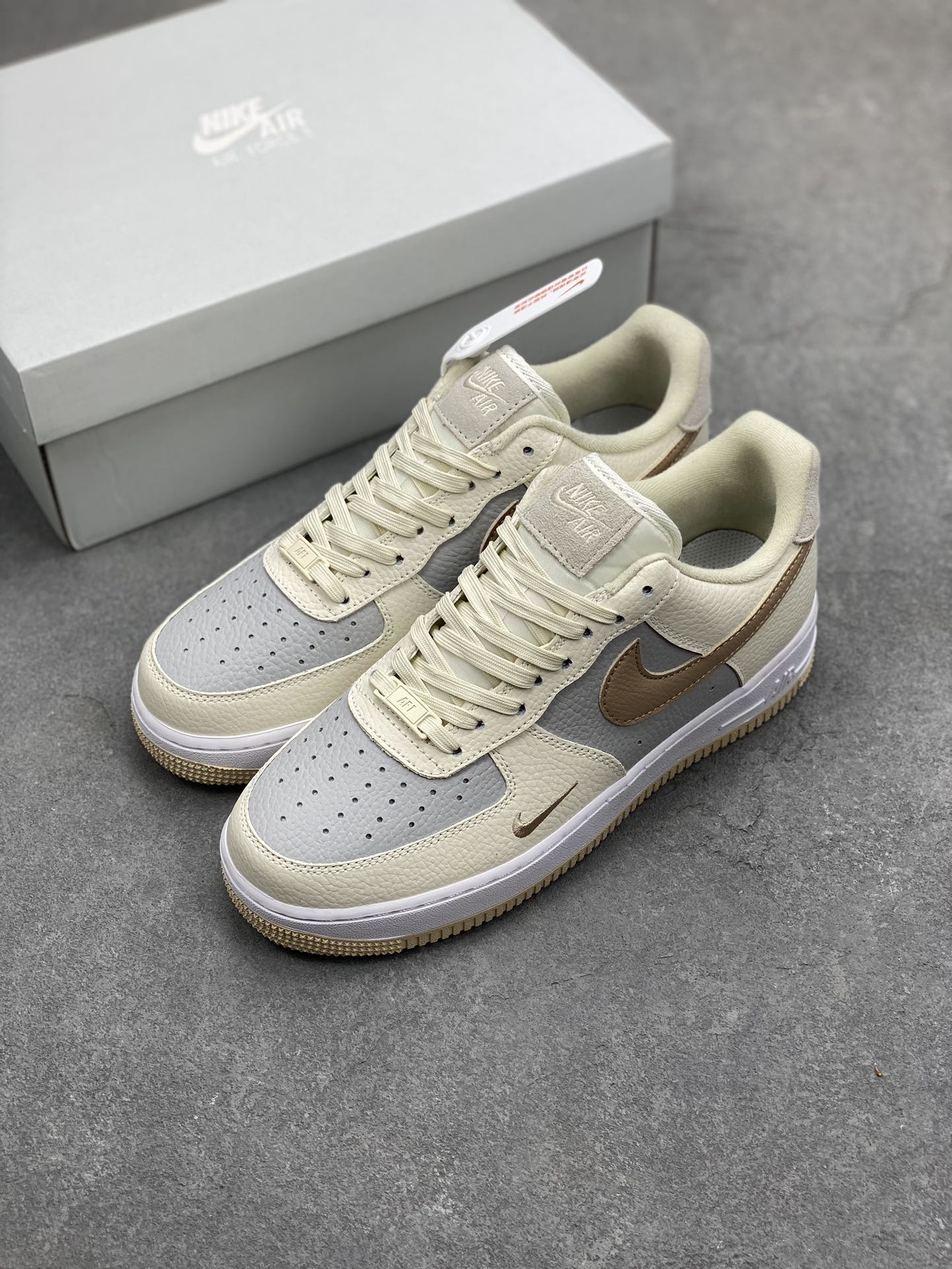 Nike Air Force 1 Low '07 '' Small Hook - Iconic Style and Comfort 9 i1695498505 5810 7