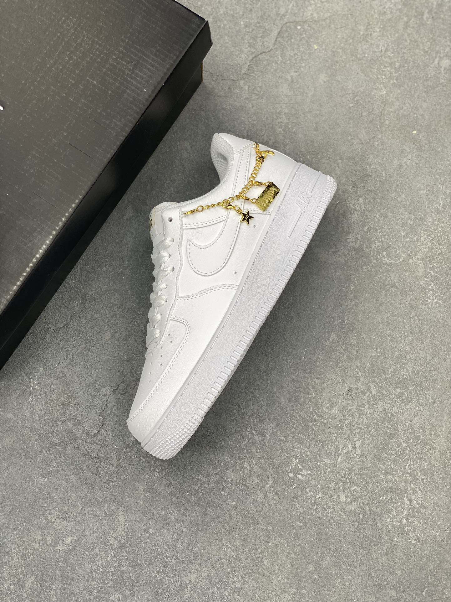 Nike Air Force 1 Low White Casual Sneakers with Gold Chain Detail 8 i1698962935 566 6