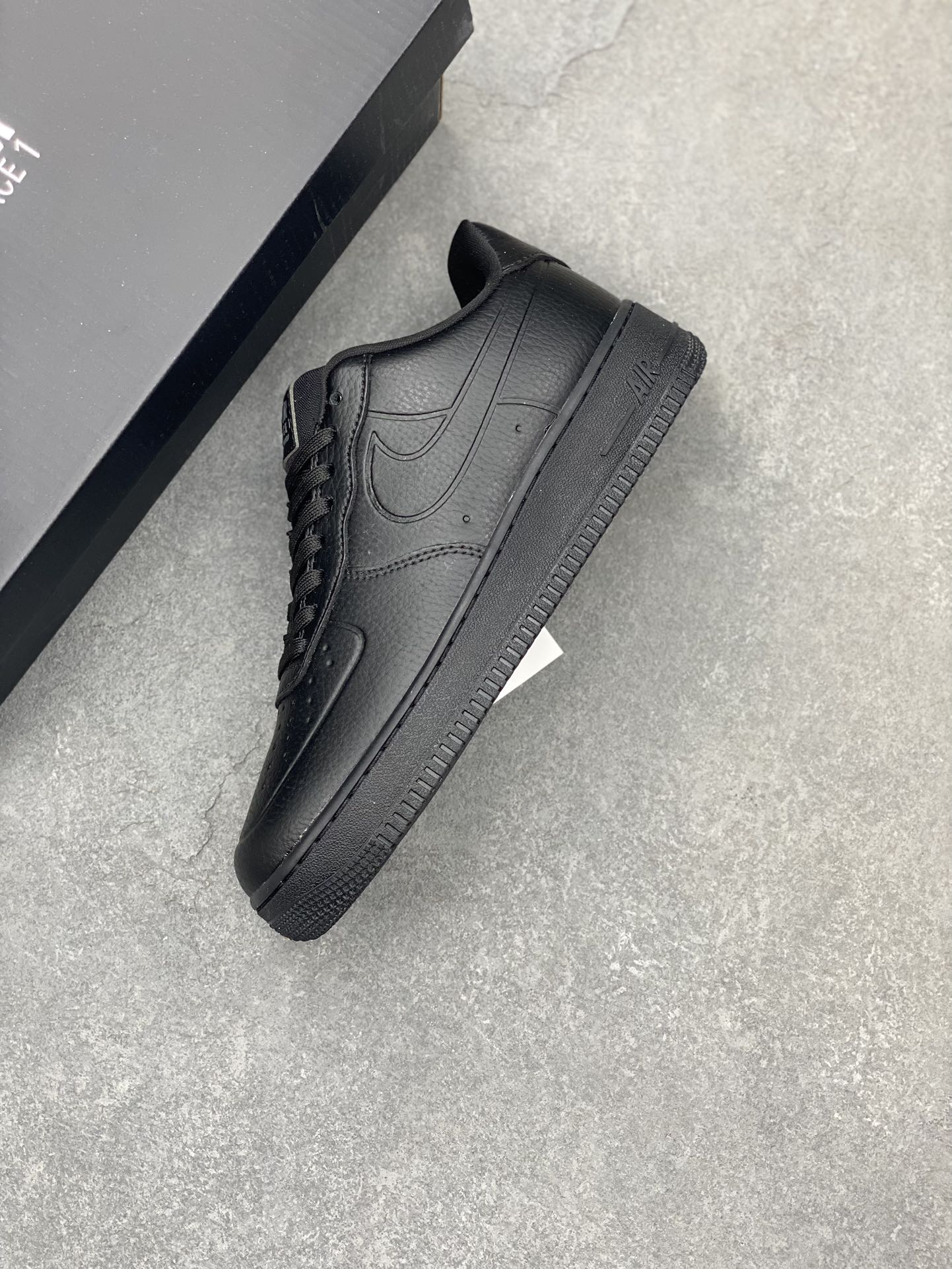 Nike Air Force 1 Low '07 Black Sneakers Classic All-Black Edition 8 i1702068968 9063 1