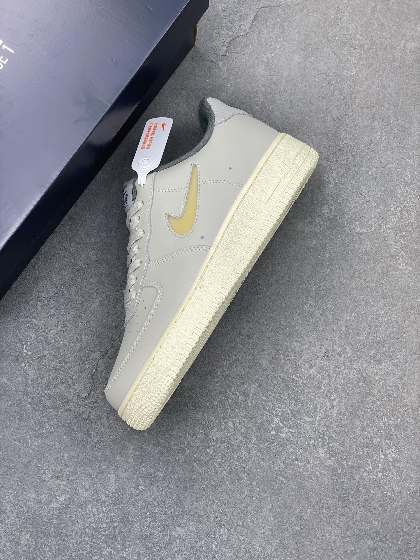 Nike Air Force 1 '07 Low Retro Light Bone Pale Vanilla Jewel Sneakers 8 i1702069169 8897 3