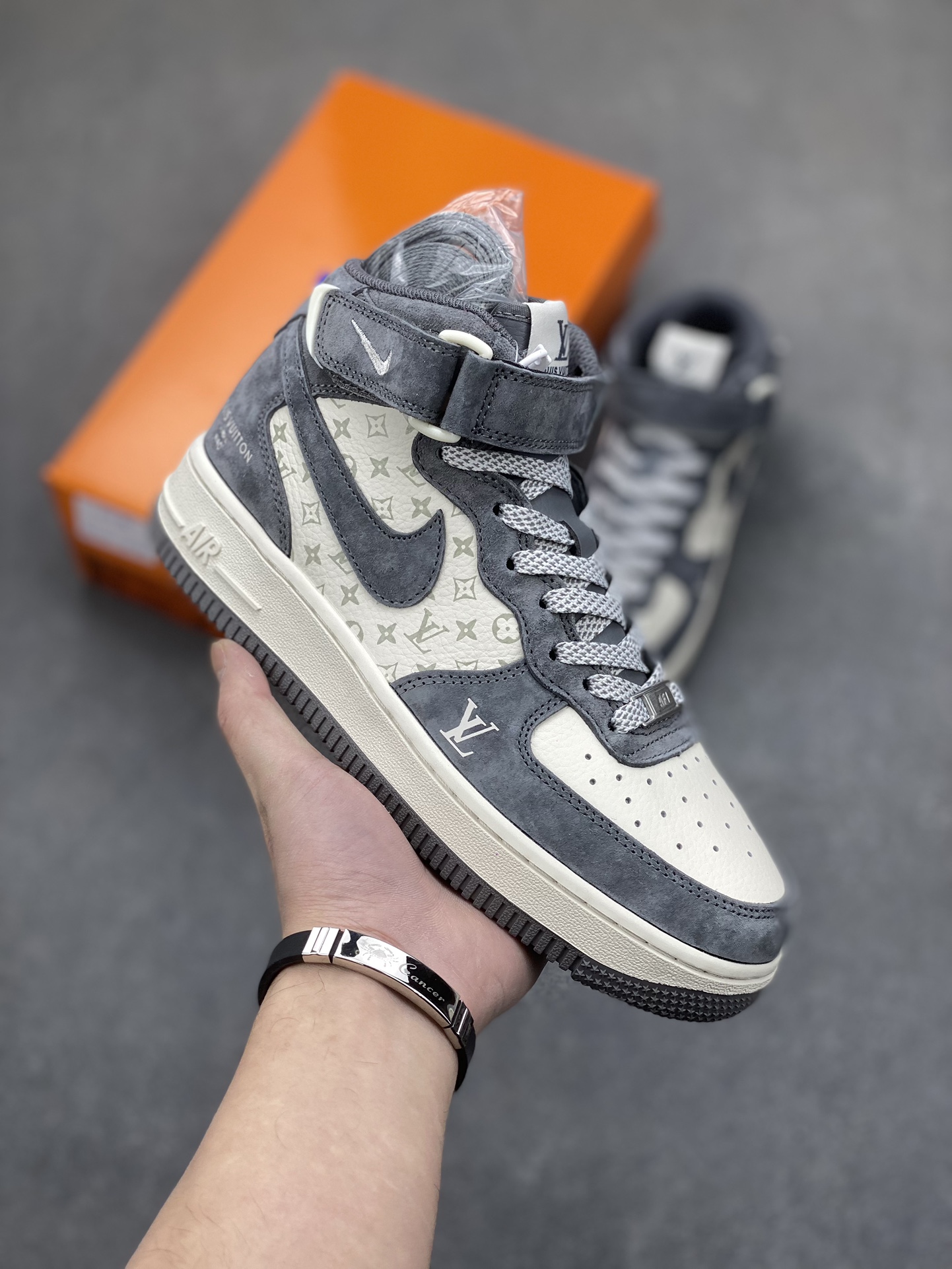 Nike Air Force 1 '07 Low Louis Vuitton Collab Sneakers - White/Grey 2 i1703449058 1713 0