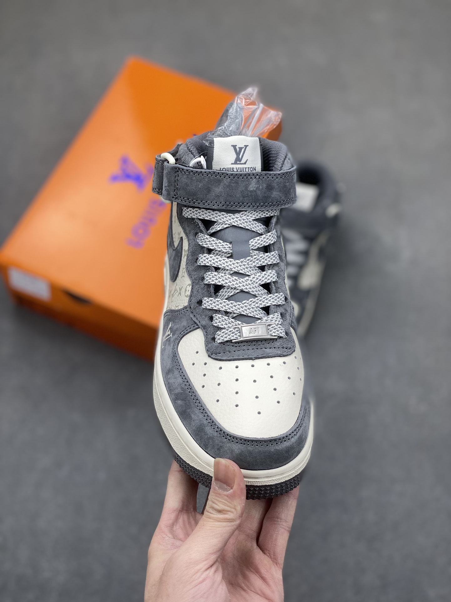 Nike Air Force 1 '07 Low Louis Vuitton Collab Sneakers - White/Grey 3 i1703449058 324 0