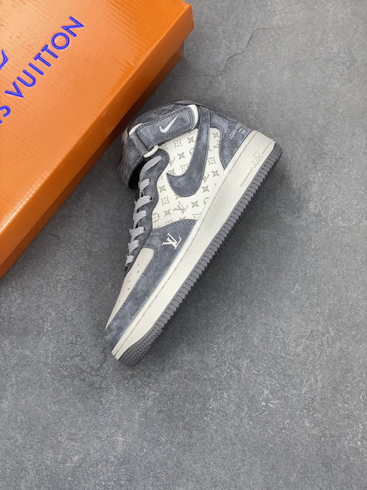 Nike Air Force 1 '07 Low Louis Vuitton Collab Sneakers - White/Grey 8 i1703449058 3733 0