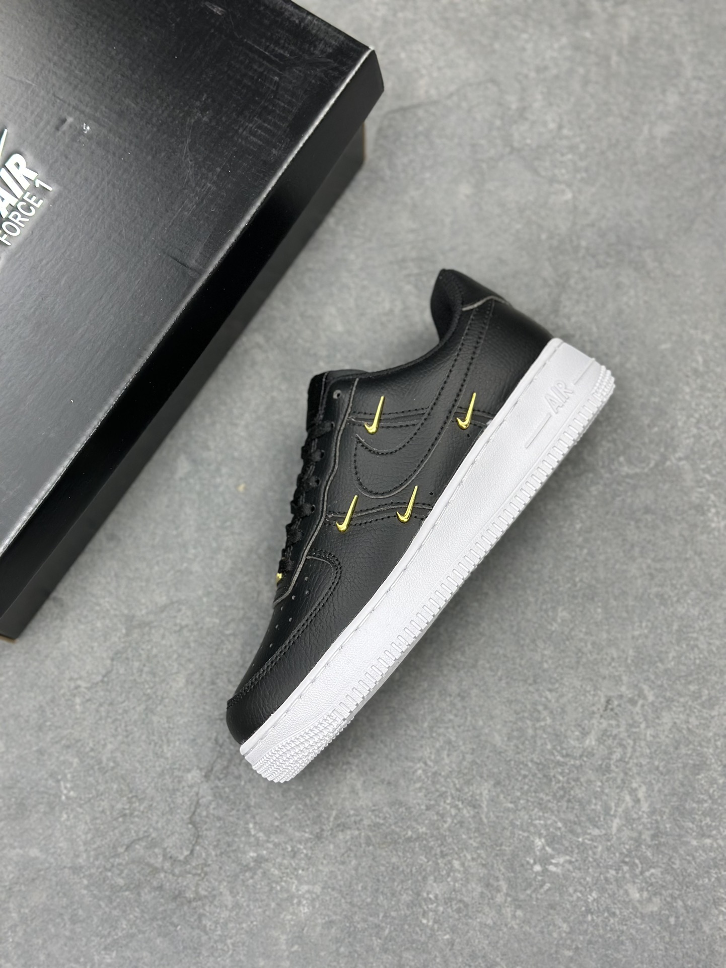 Nike Air Force 1 Low Black Metallic Gold - Classic Style, Modern Comfort 8 i1710785375 4987 8