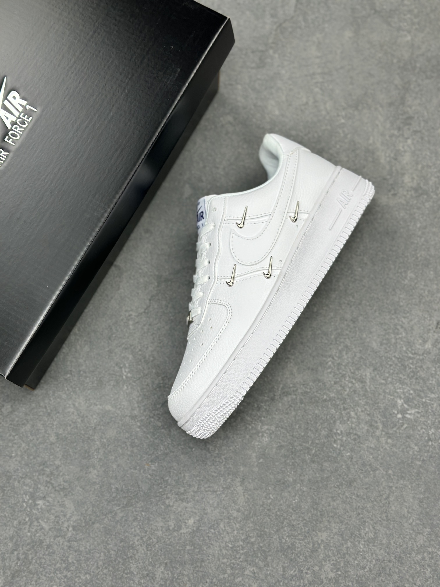 Nike Air Force 1 Low: Classic White Sneakers with Unique Pin Detailing and Comfort 8 i1710785663 9992 0