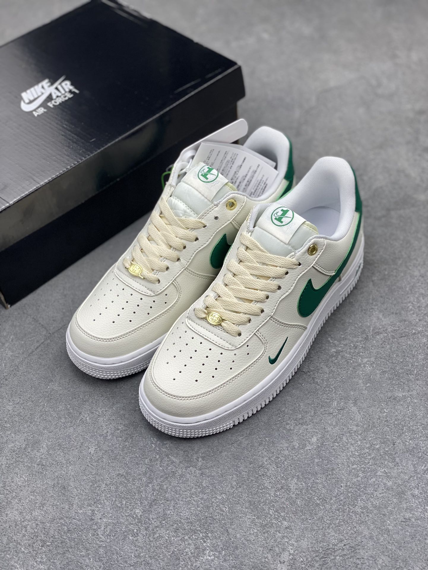 Nike Air Force 1 Low '07: Cream & Green Leather Low-Top Sneaker Shoes 9 i1712250253 1648 4