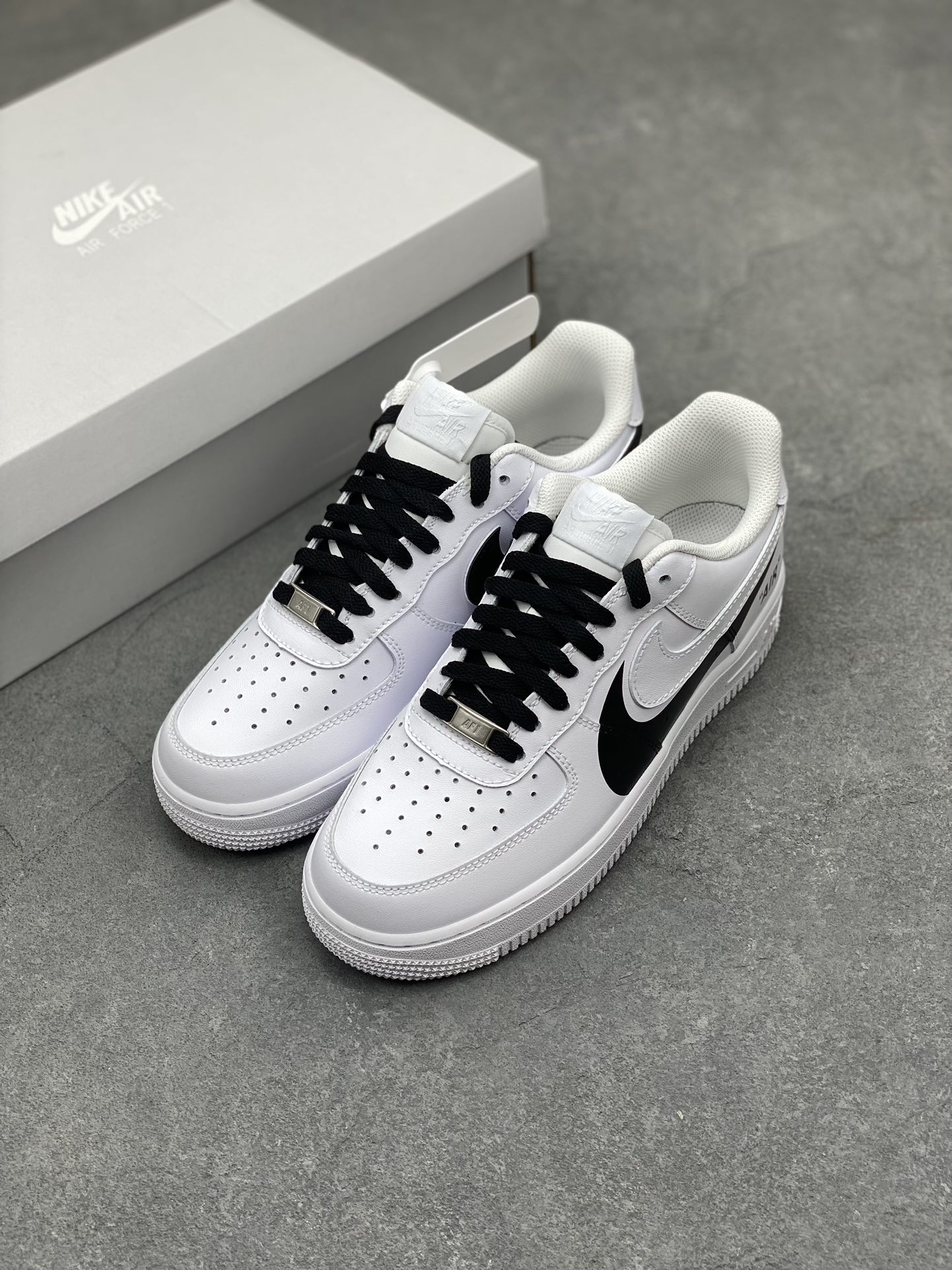 Nike Air Force 1 Low '07 Black/White: Iconic Style with Premium Comfort 9 i1712436328 782 8