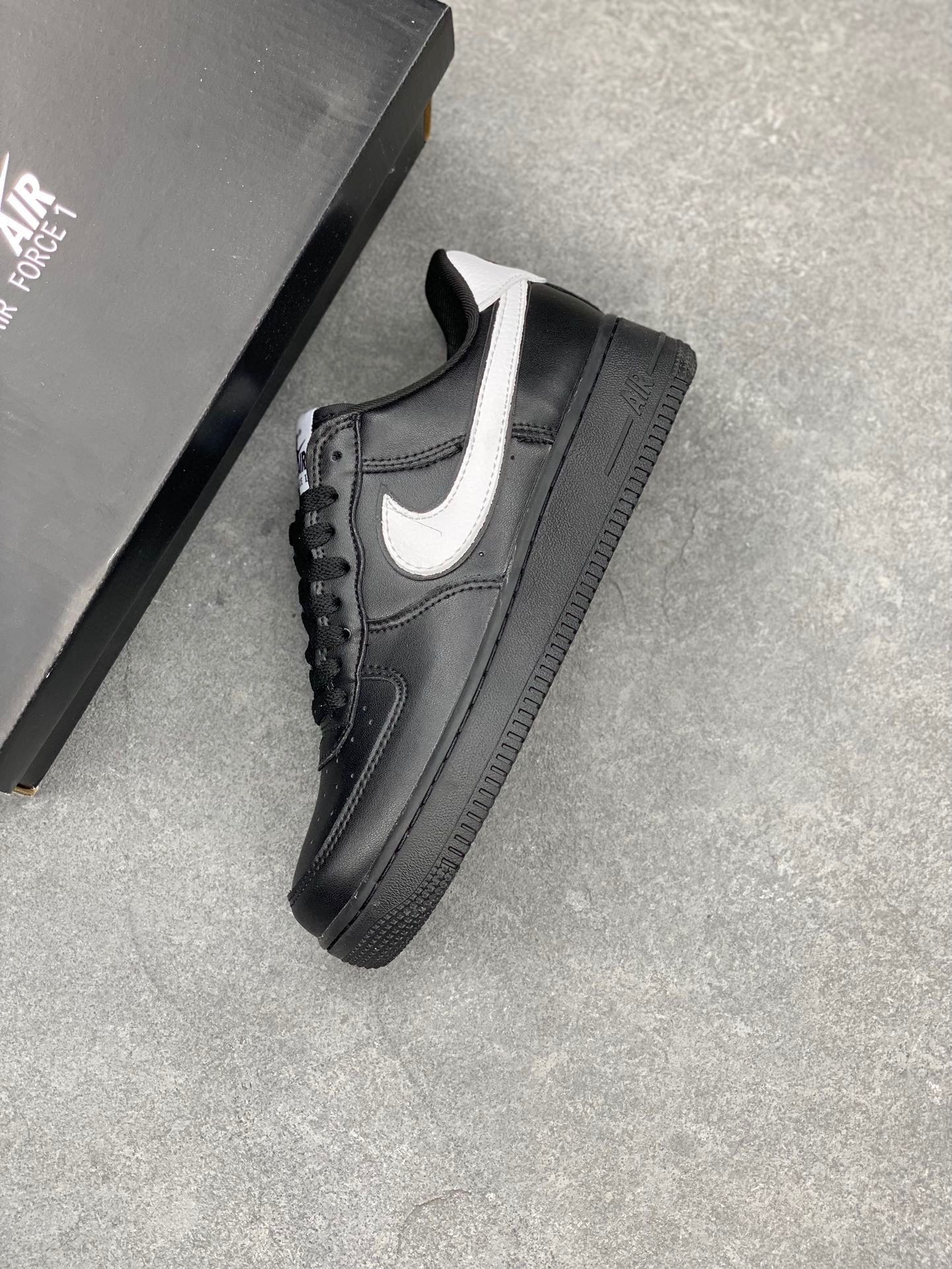 Nike Air Force 1 '07 Low-Top Sneakers - Black/White, Versatile & Comfortable 7 i1713474447 1827 5