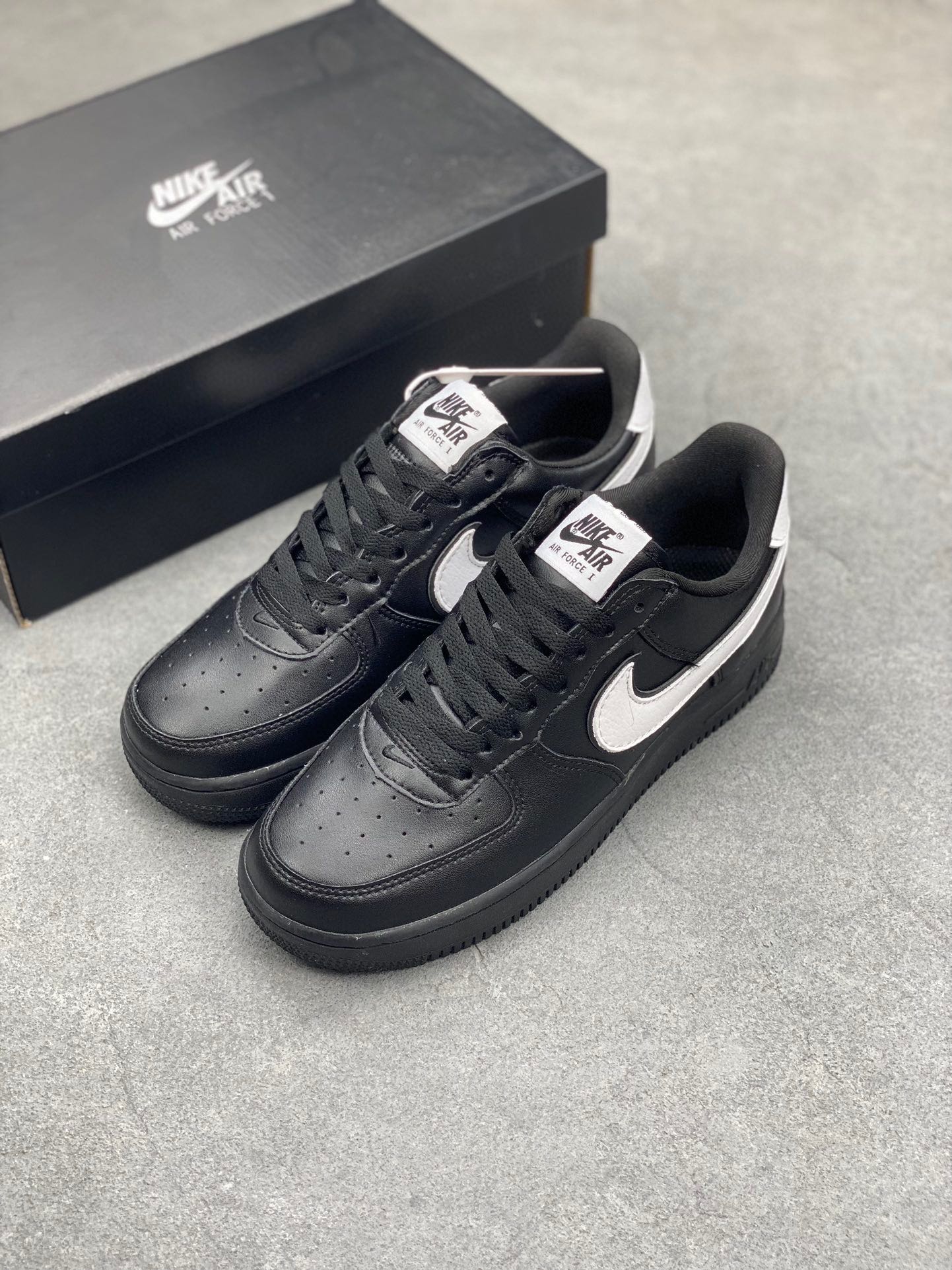 Nike Air Force 1 '07 Low-Top Sneakers - Black/White, Versatile & Comfortable 8 i1713474447 3528 2