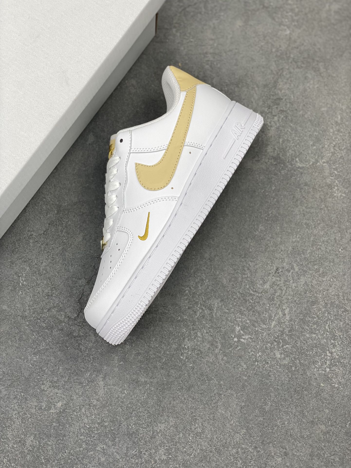Nike Air Force 1 Low '07 White Gold Casual Sneakers CZ0270-105 8 i1713474530 2018 6