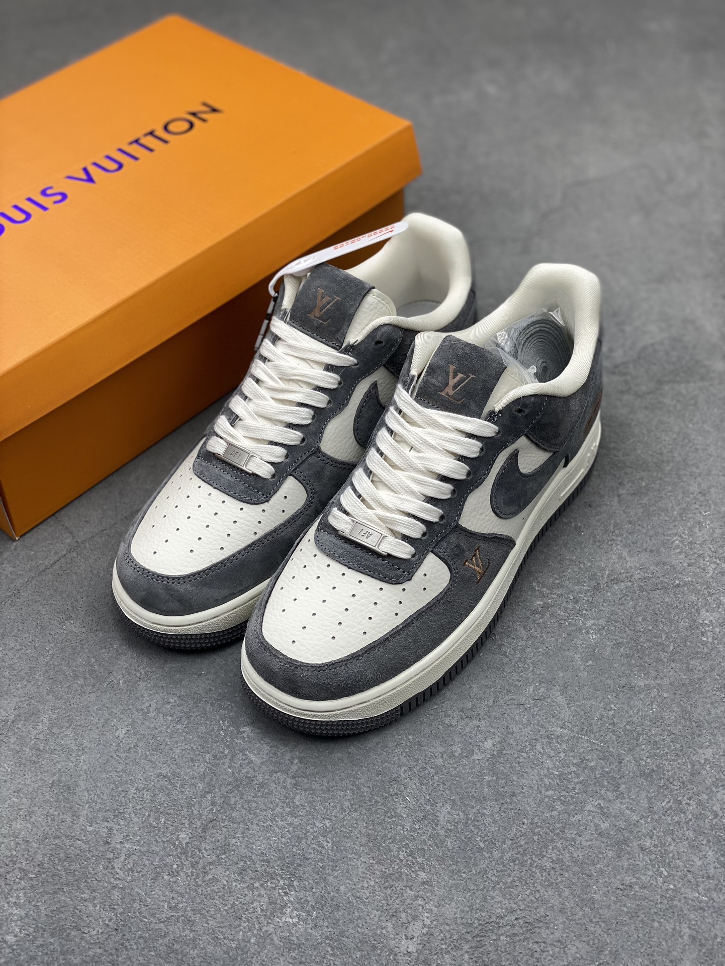Nike Air Force 1 '07 Low Louis Vuitton Collab Sneakers - Limited Edition 9 i1713732791 9913 0