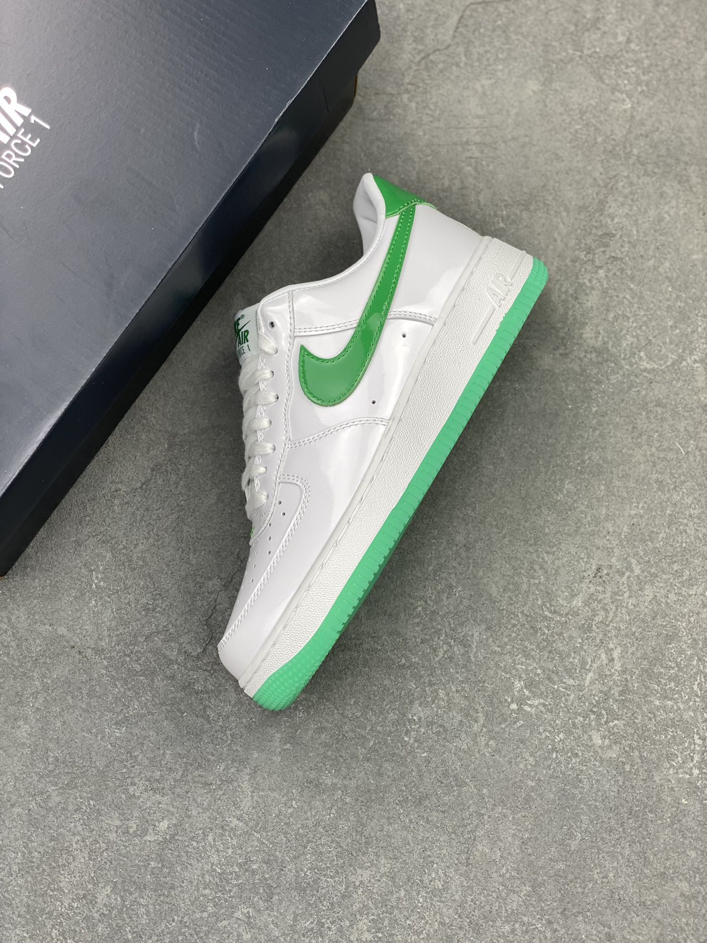 Nike Air Force 1 Low '07 White/Green Patent Leather - Classic Comfort 8 i1713995269 5853 0