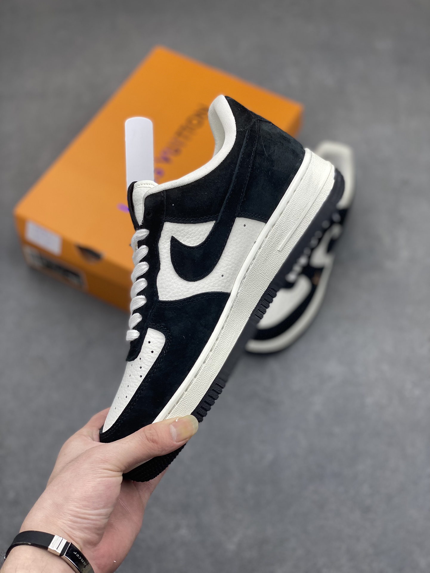 Nike Air Force 1 '07 Low Louis Vuitton Collab Sneakers - Black/White 4 i1714426931 8023 3