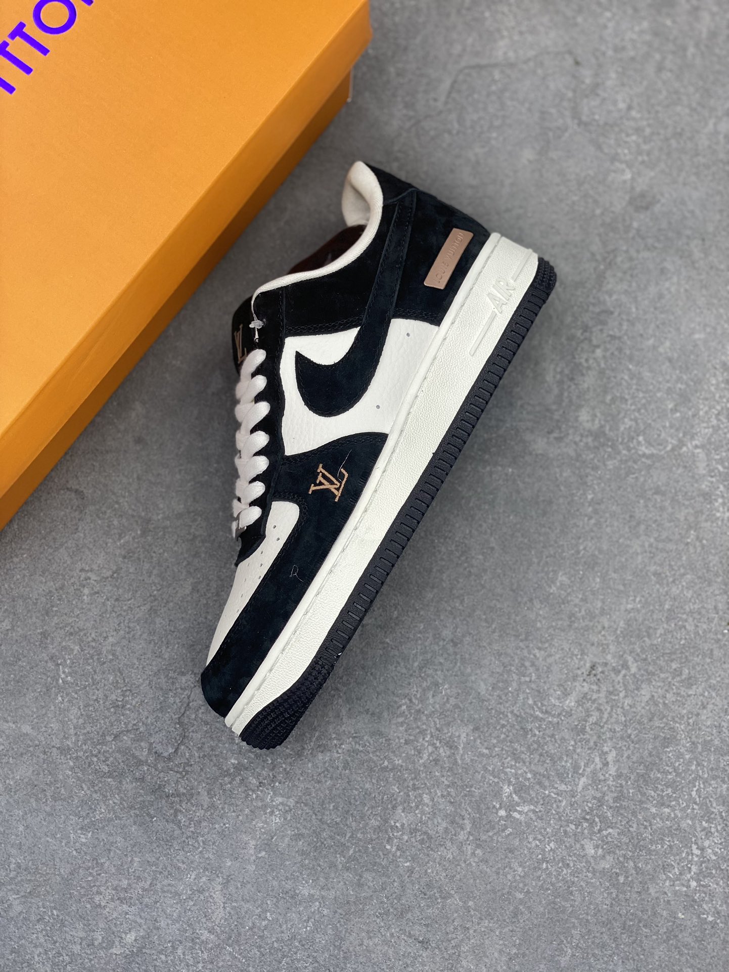 Nike Air Force 1 '07 Low Louis Vuitton Collab Sneakers - Black/White 8 i1714426932 8945 7