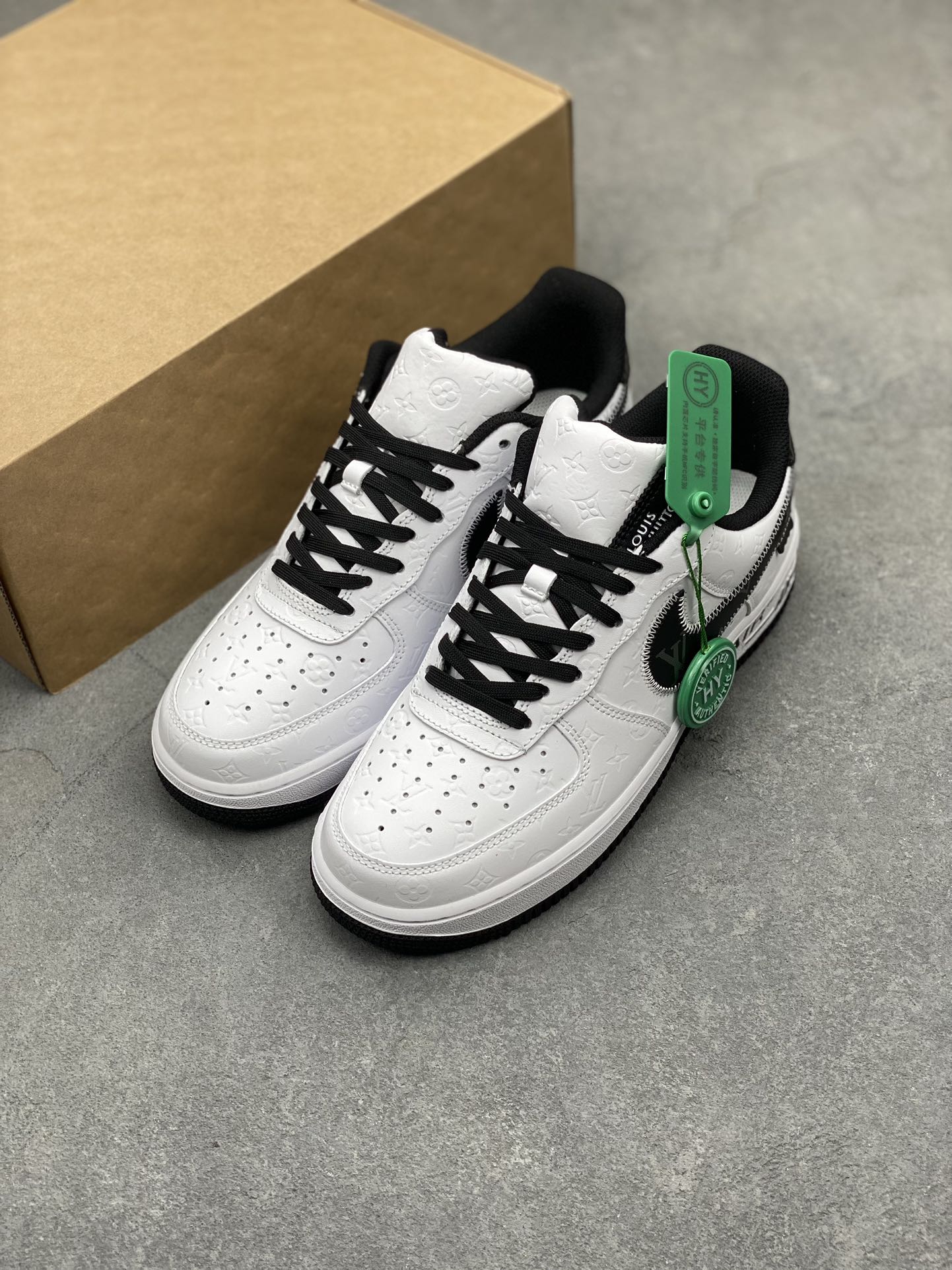 Louis Vuitton x Nike Air Force 1 Low White/Black Sneakers 9 i1715286299 195 0