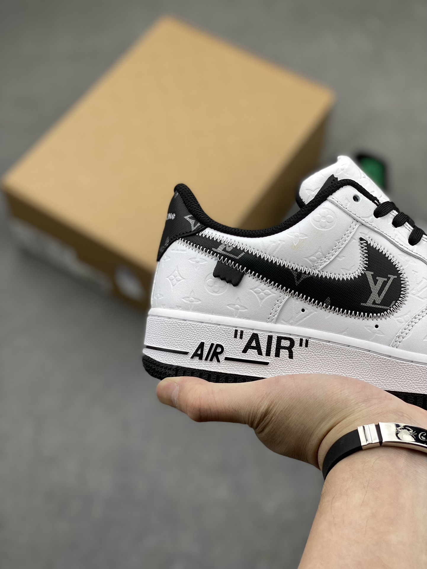 Louis Vuitton x Nike Air Force 1 Low White/Black Sneakers 6 i1715286299 2264 4