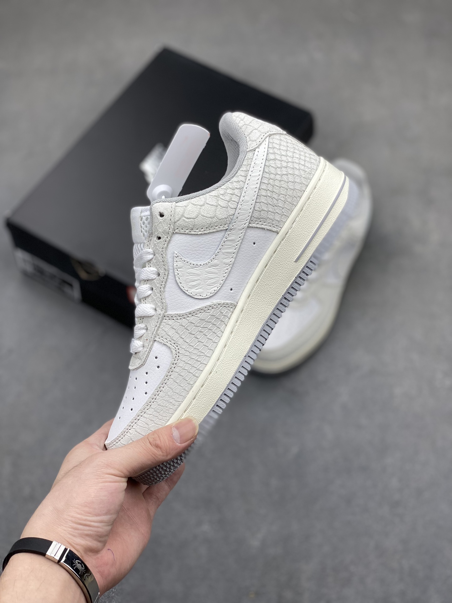 Nike Air Force 1 '07 Low - Versatile & Comfortable Fashion Sneakers - DX2678-100 4 i1716236601 3123 5