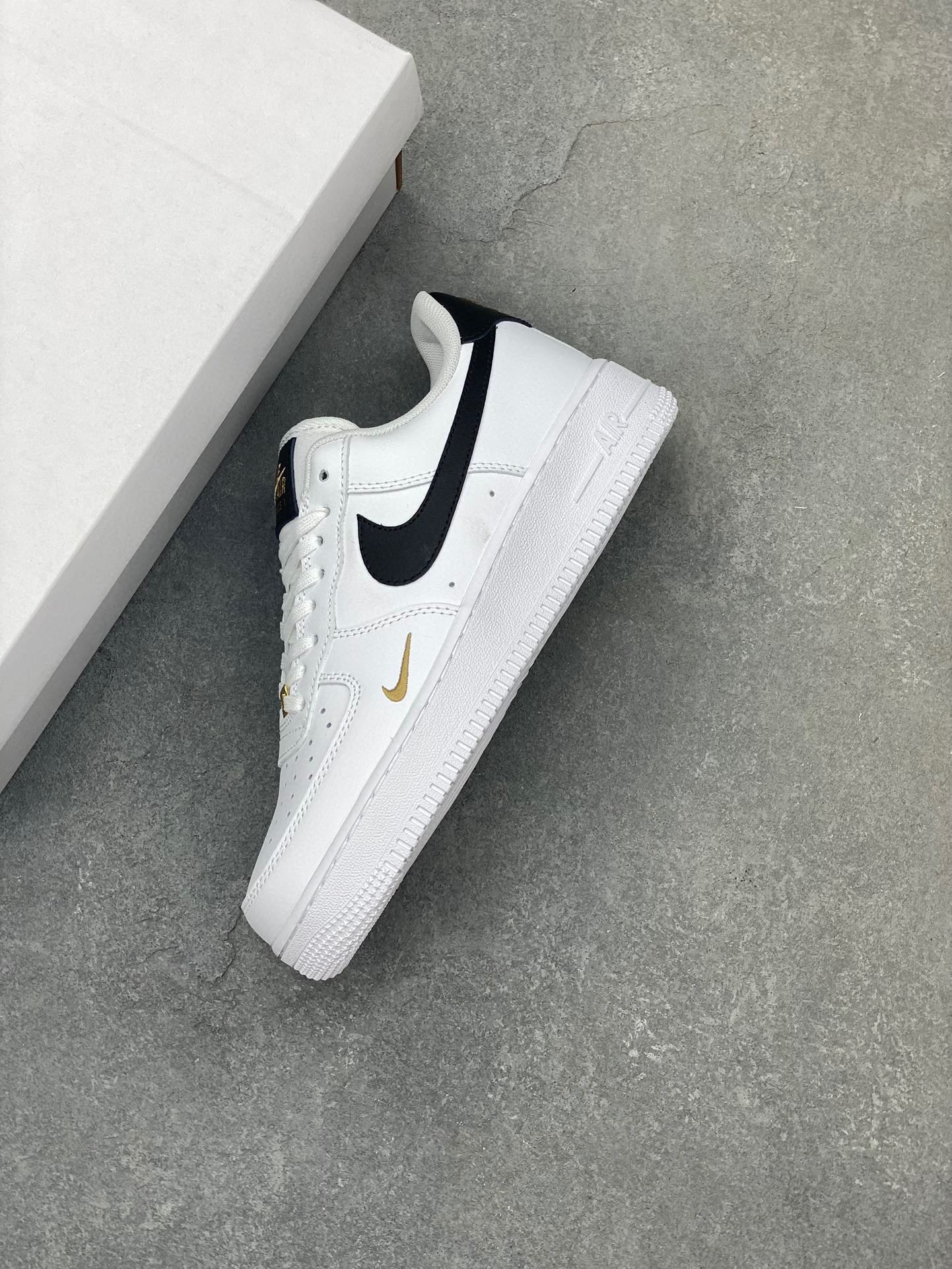 Nike Air Force 1 '07 Low White/Black - Iconic Style and Comfort 8 i1716837051 1221 0