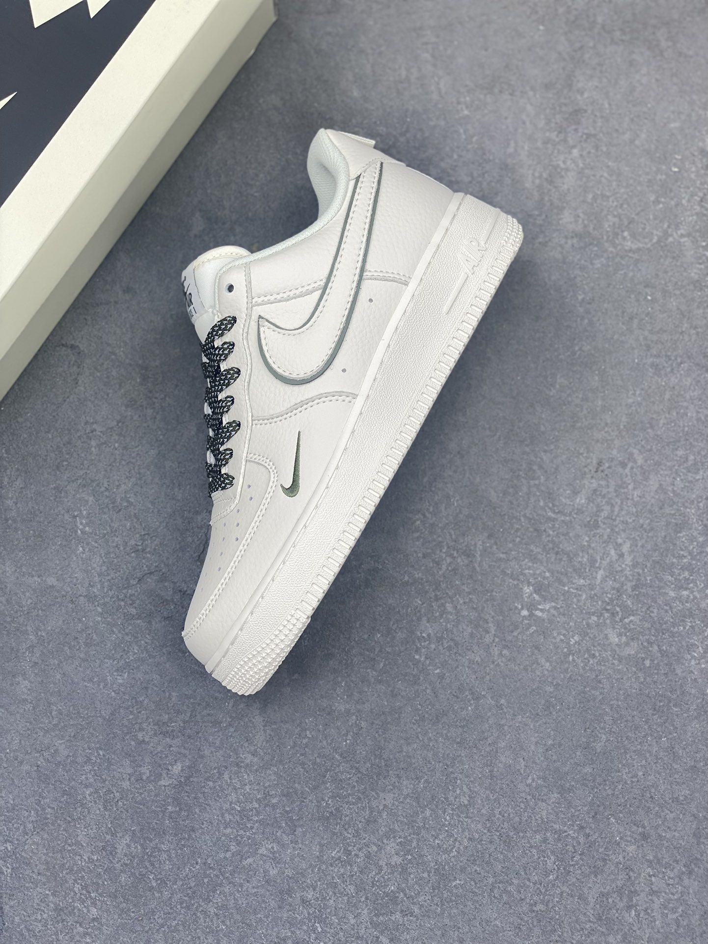Nike Air Force 1 Low '07 Classic Green: Reflective Low-Top Sneakers 8 i1717005140 735 4
