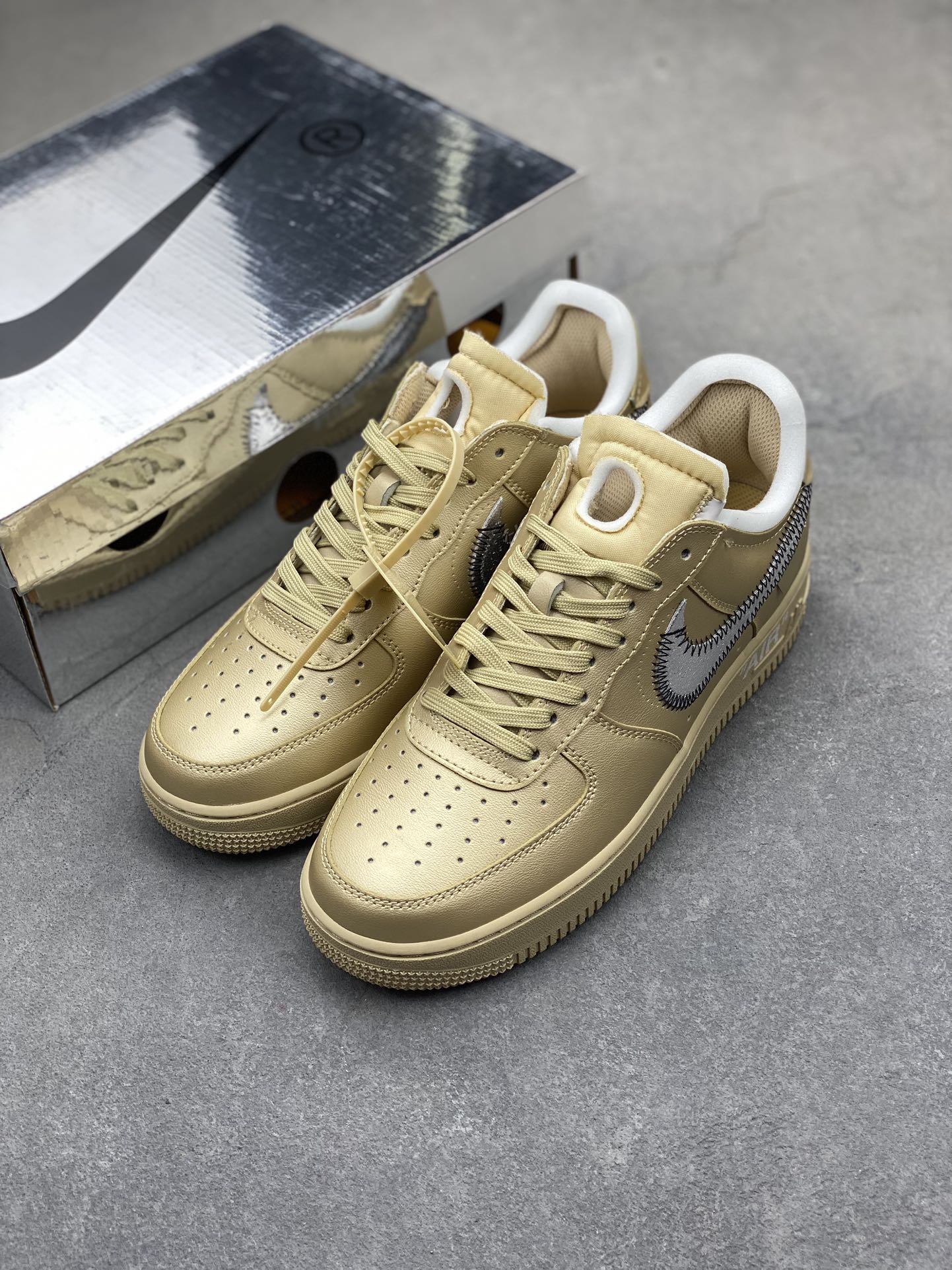 Off-White x Nike Air Force 1 Low '07 'Metal Gold' Casual Sneakers 9 i1717914235 3219 4
