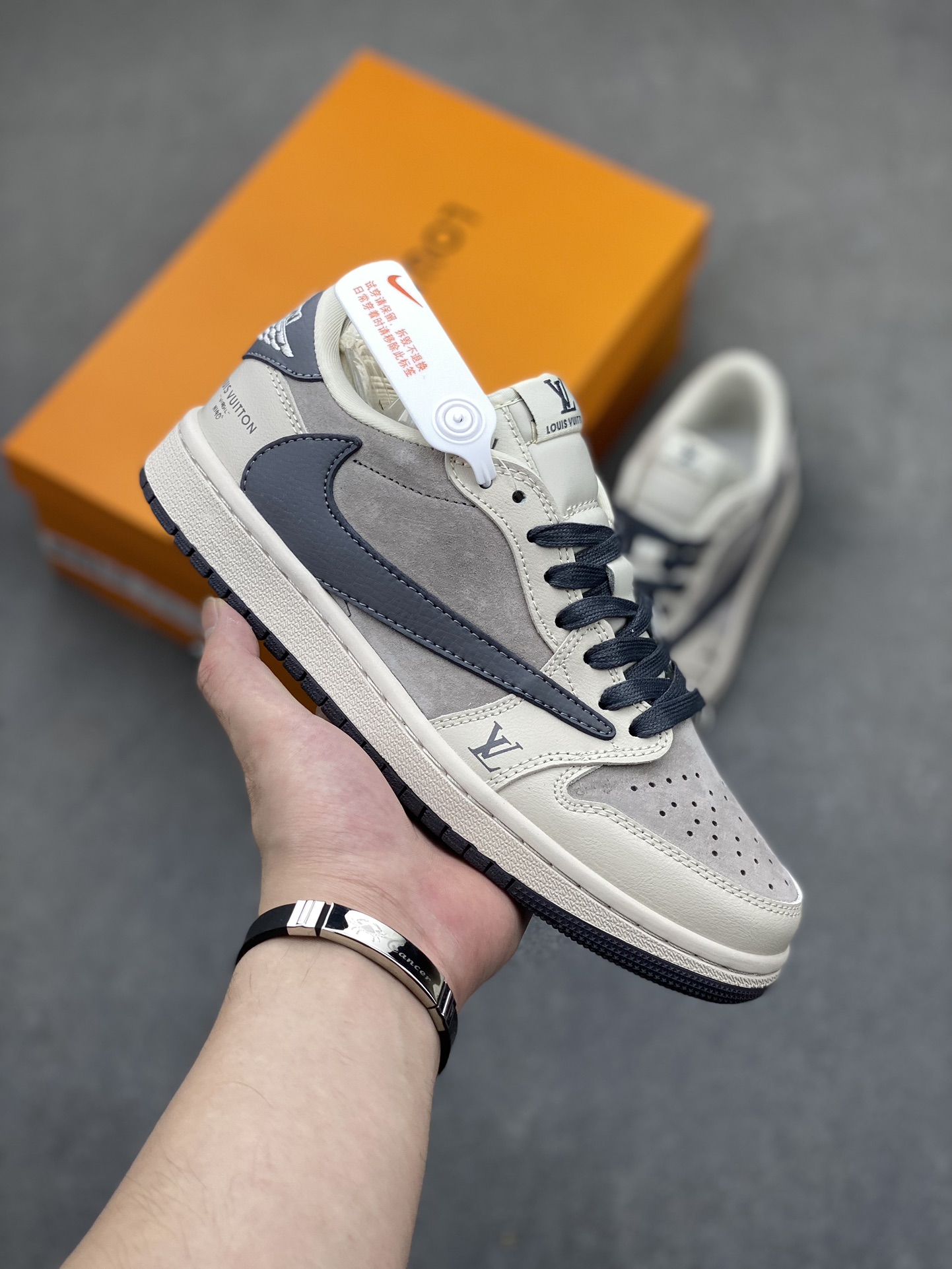 Travis Scott x Fragment Design x Air Jordan 1 Low - Limited Edition Sneaker 2 i1718737594 1041 3