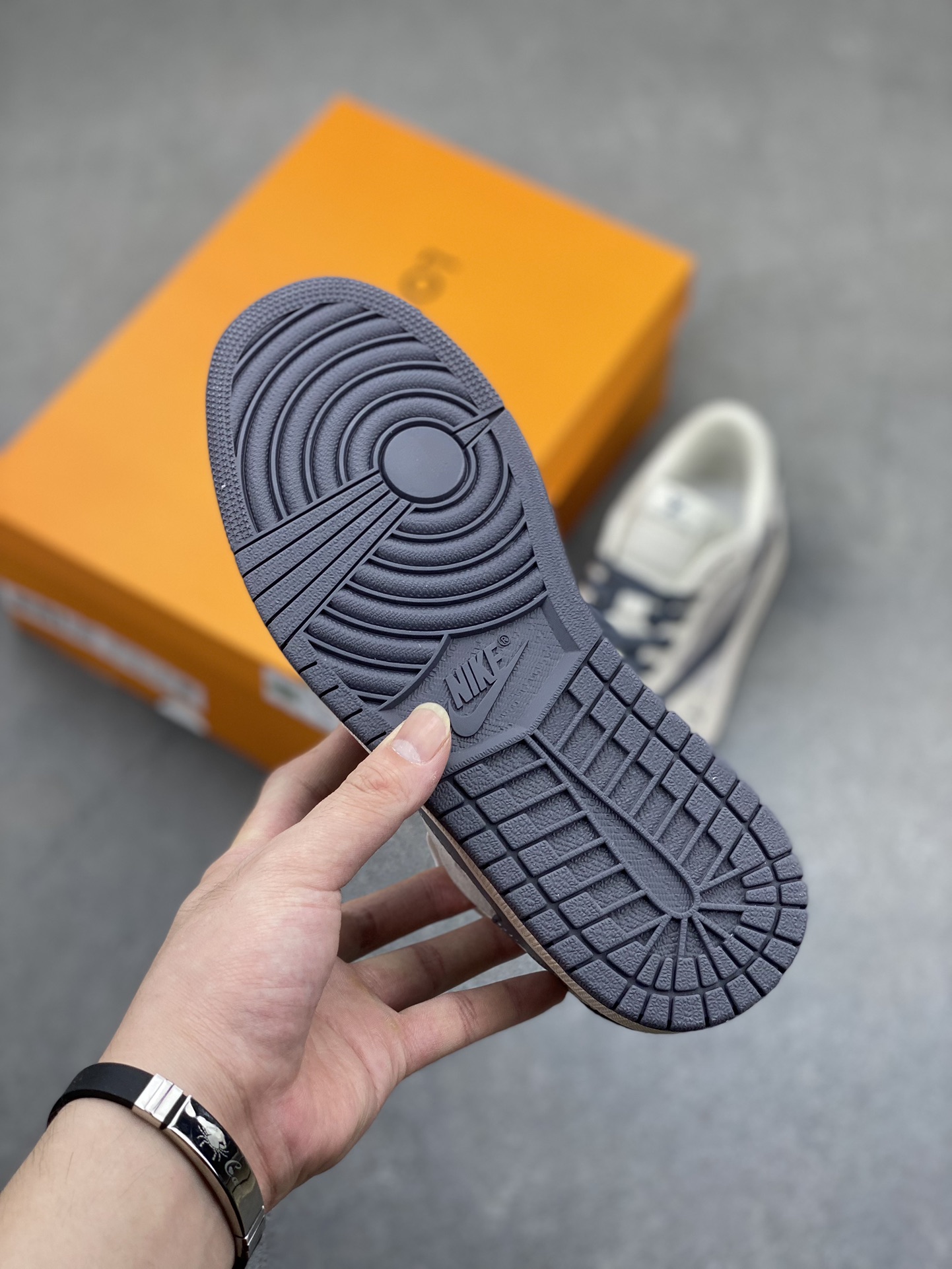 Travis Scott x Fragment Design x Air Jordan 1 Low - Limited Edition Sneaker 7 i1718737594 5403 7