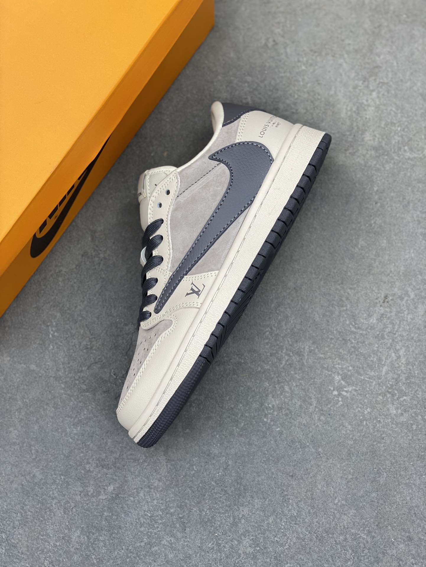 Travis Scott x Fragment Design x Air Jordan 1 Low - Limited Edition Sneaker 8 i1718737594 897 4