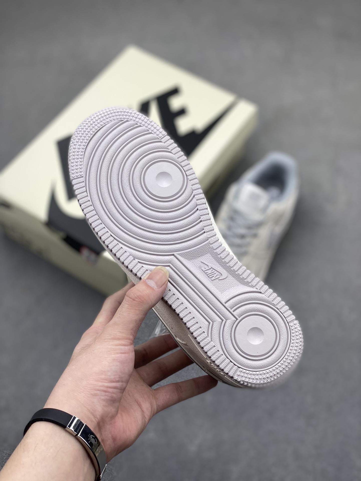 Undefeated x Nike Air Force 1 Low 'Light Grey' Limited Edition Sneakers 7 i1719429483 9599 0