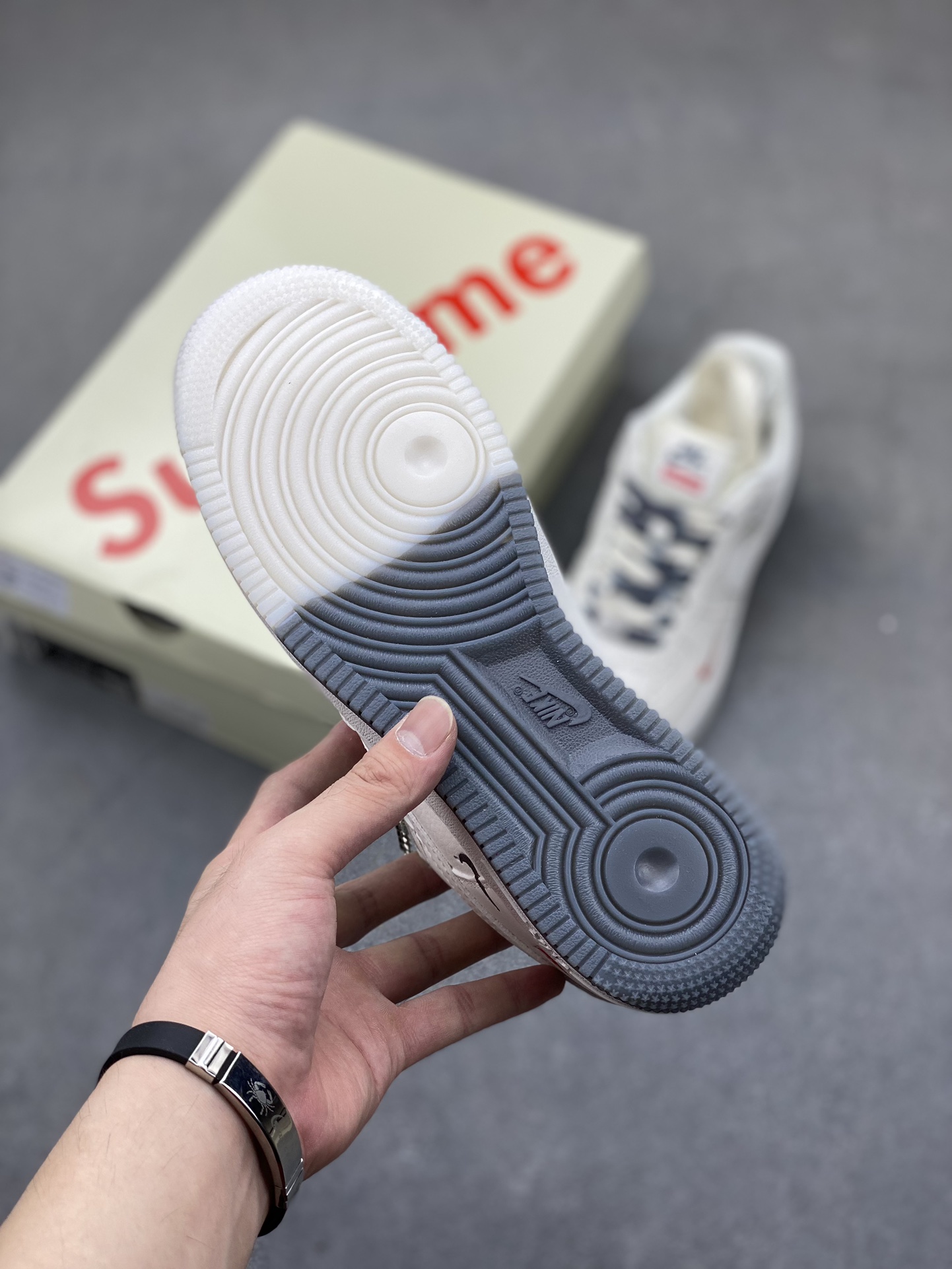 Nike Air Force 1 '07 Low Supreme Collab White/Grey Sneakers - Limited Edition 7 i1720811527 3491 1