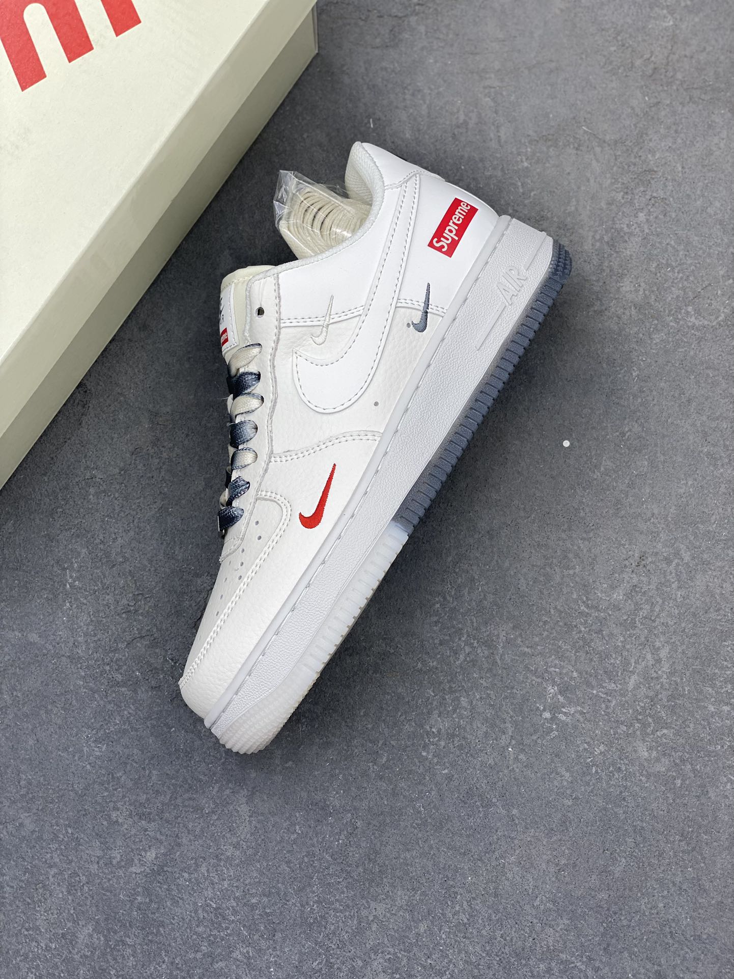 Nike Air Force 1 '07 Low Supreme Collab White/Grey Sneakers - Limited Edition 8 i1720811527 3572 7