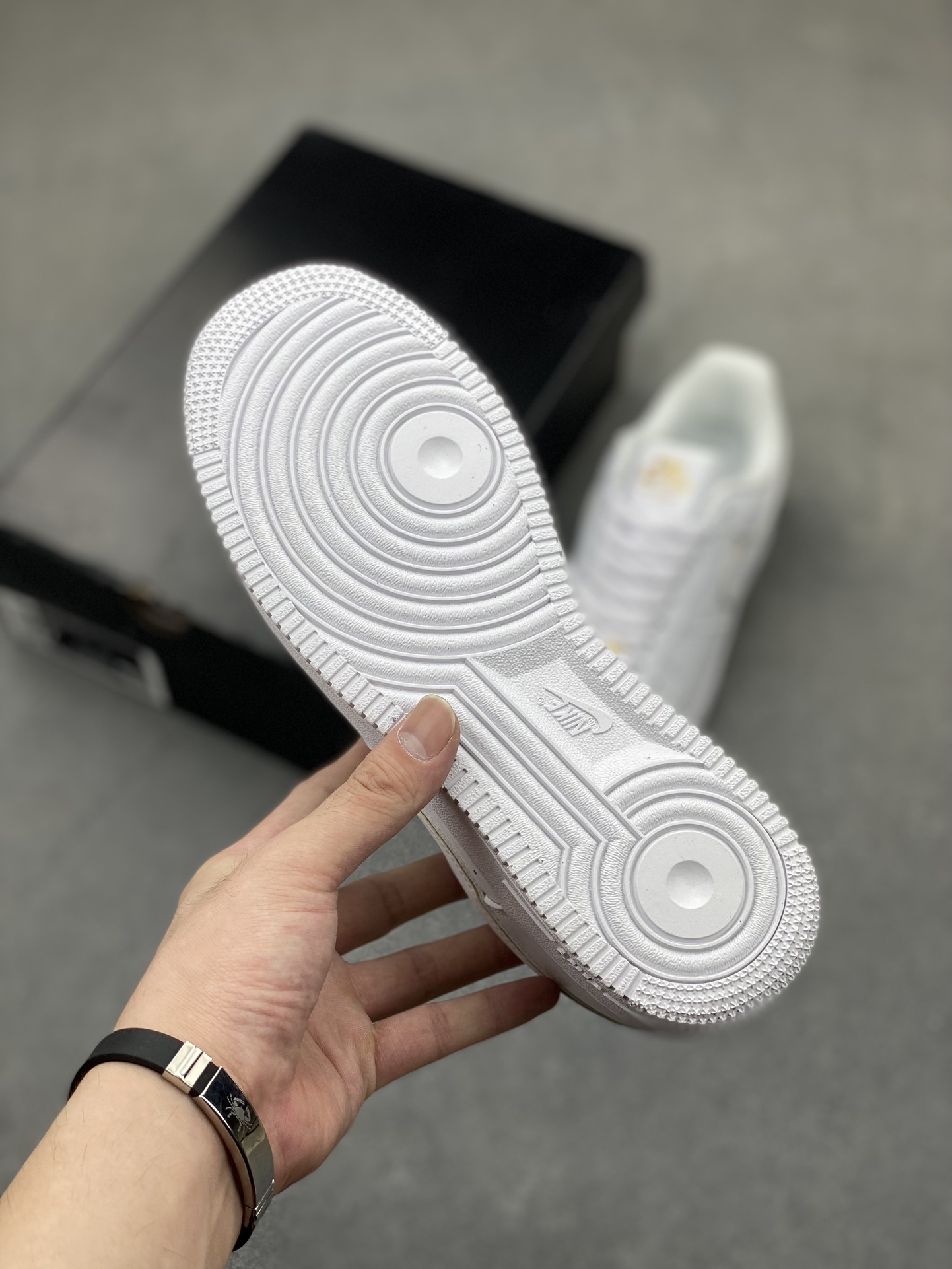 Nike Air Force 1 Low White/Gold Stitching Premium Leather Sneakers 7 i1720811949 1518 4