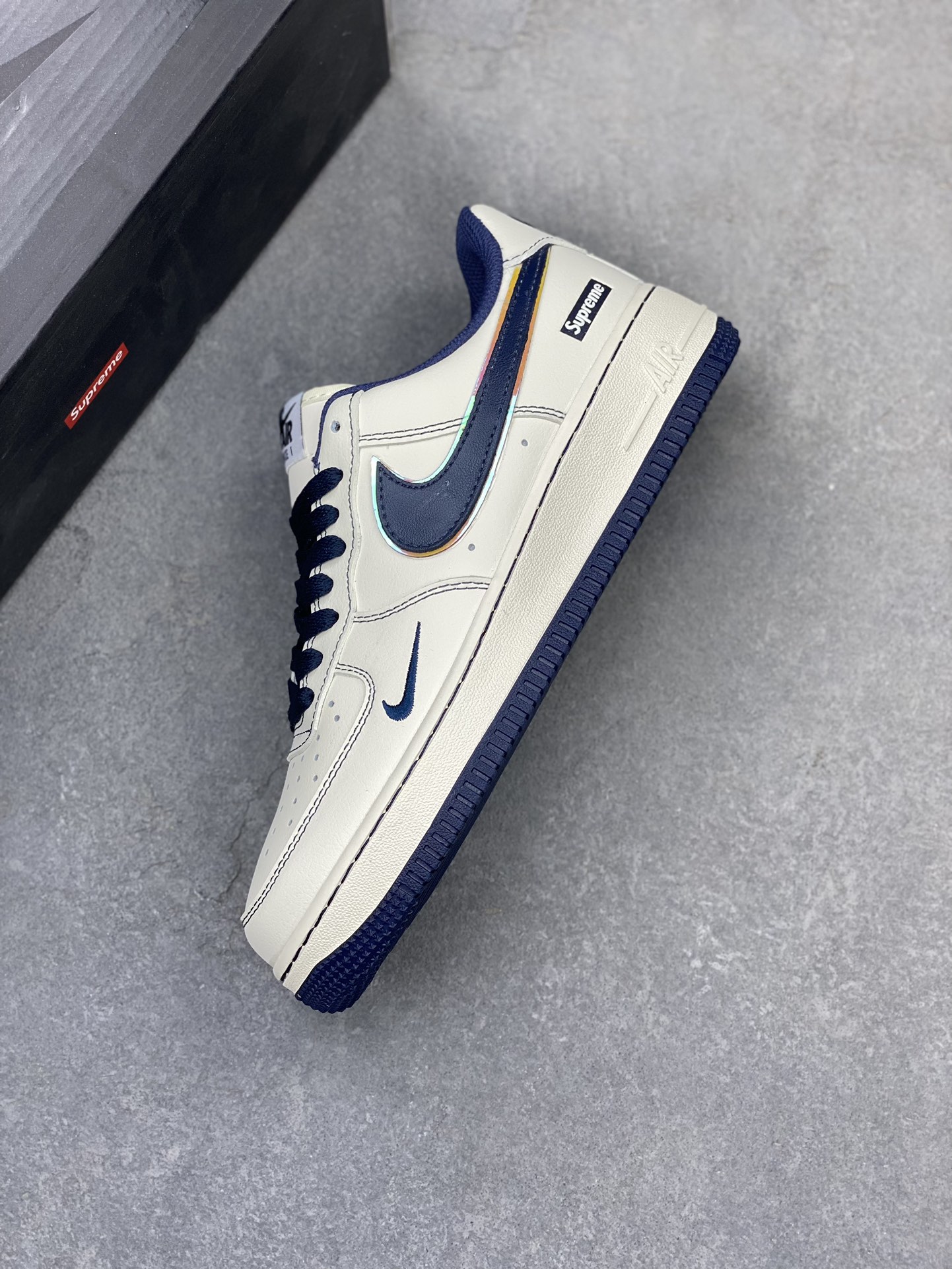 Nike Air Force 1 '07 Low Supreme - Limited Edition Sneaker 8 i1721588474 1710 7