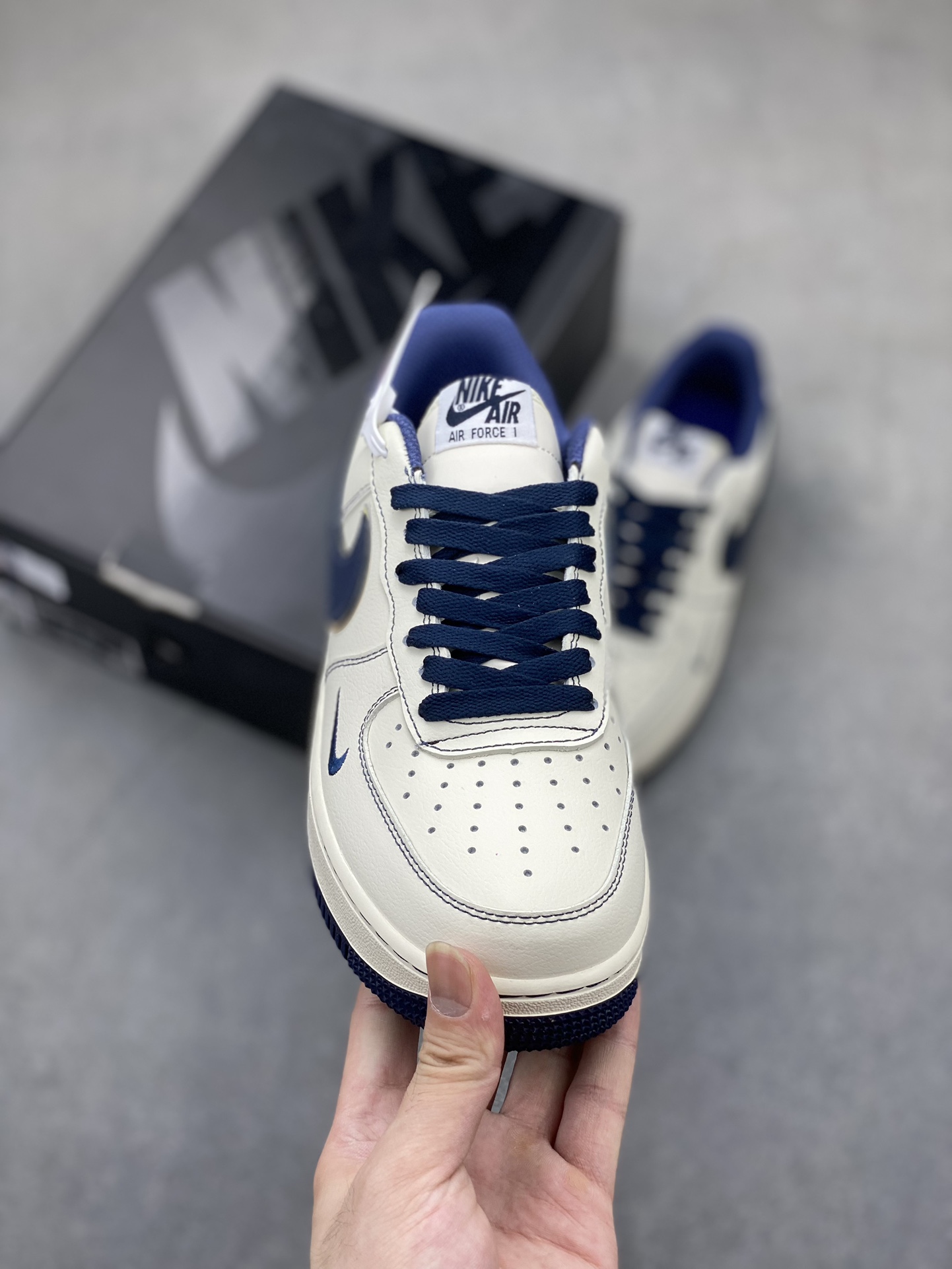 Nike Air Force 1 '07 Low Supreme - Limited Edition Sneaker 3 i1721588474 178 4