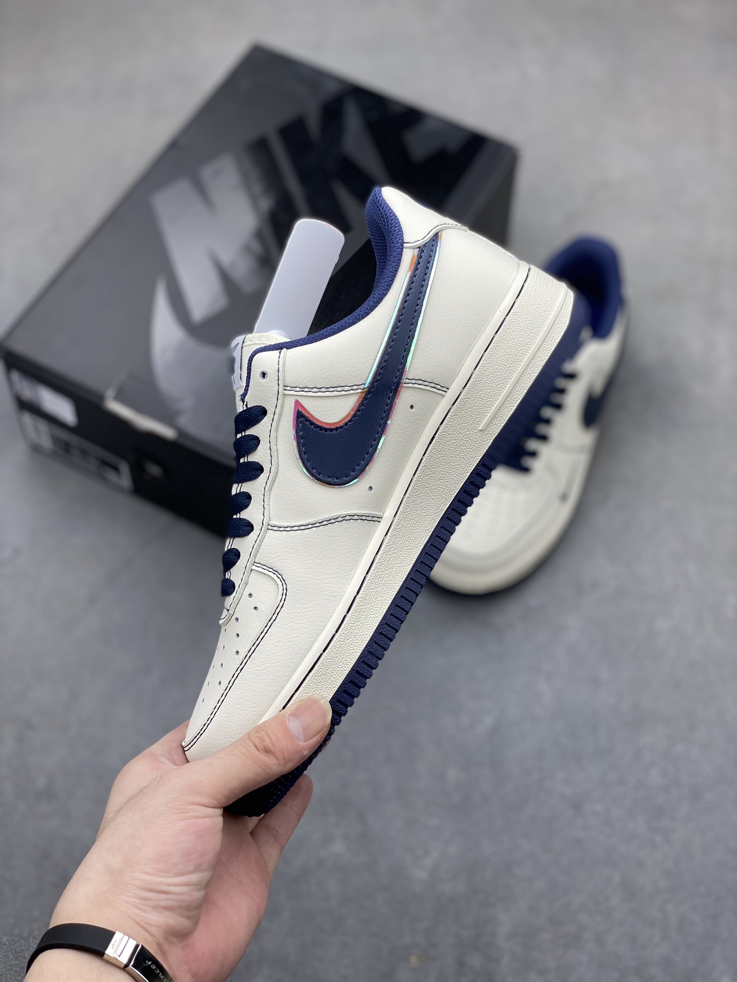 Nike Air Force 1 '07 Low Supreme - Limited Edition Sneaker 4 i1721588474 3169 0