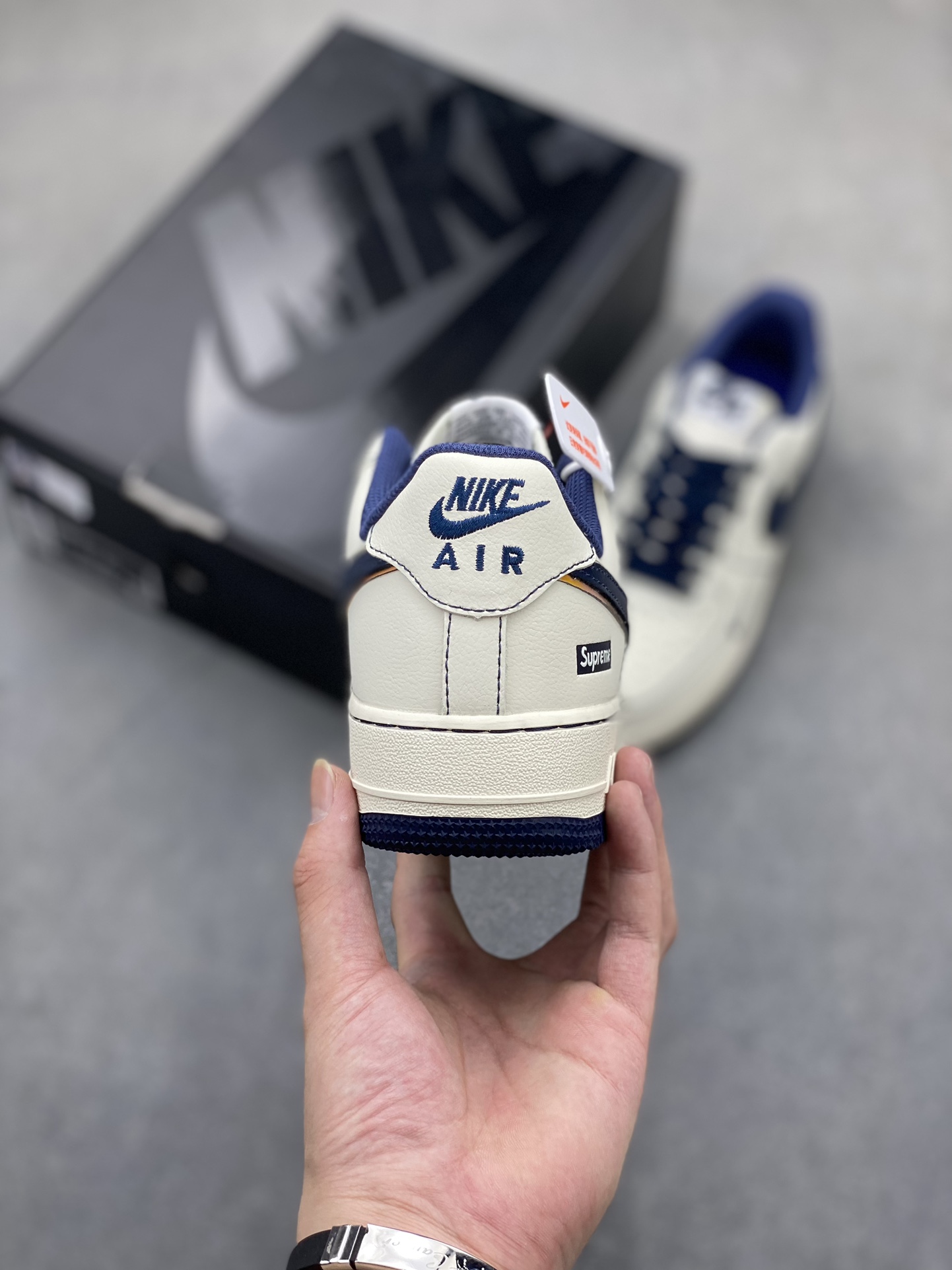 Nike Air Force 1 '07 Low Supreme - Limited Edition Sneaker 5 i1721588474 5911 2